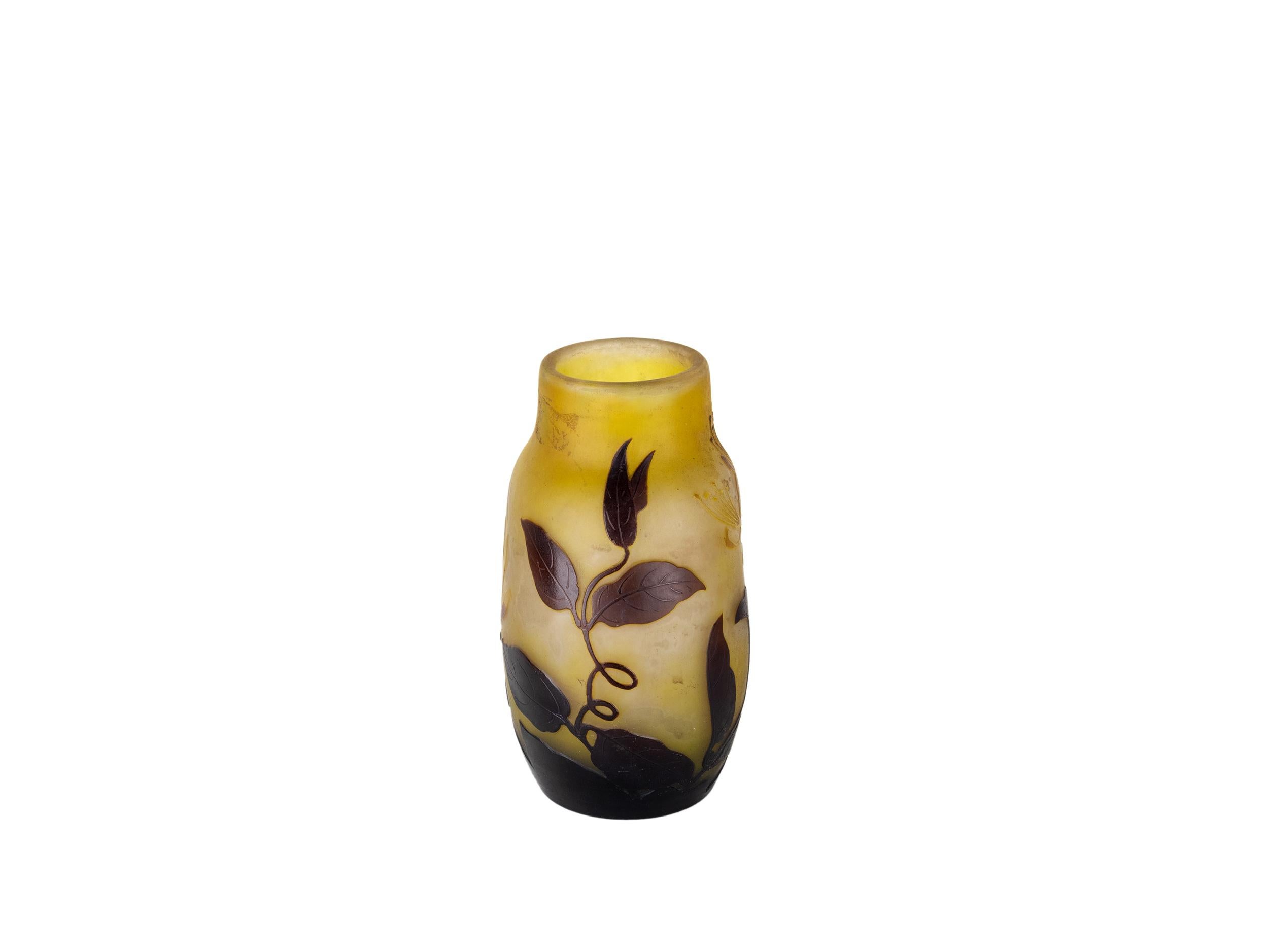 Français Vase en verre camée Fuchsia Flower d'Emile Galle en vente