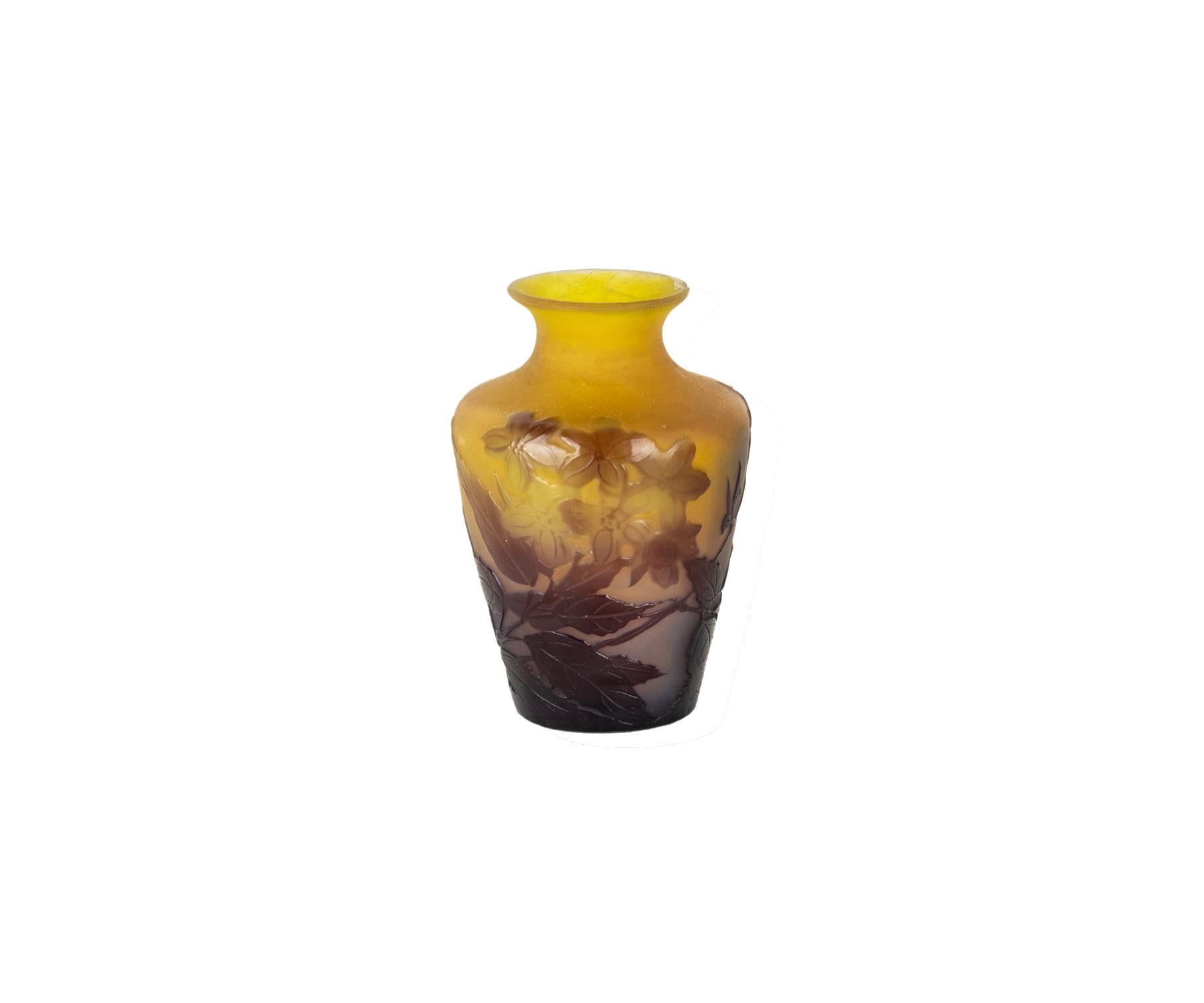Vase aus Kamee-Glas mit Weinrebenblumen von Emile Galle, 1900er Jahre (Französisch) im Angebot
