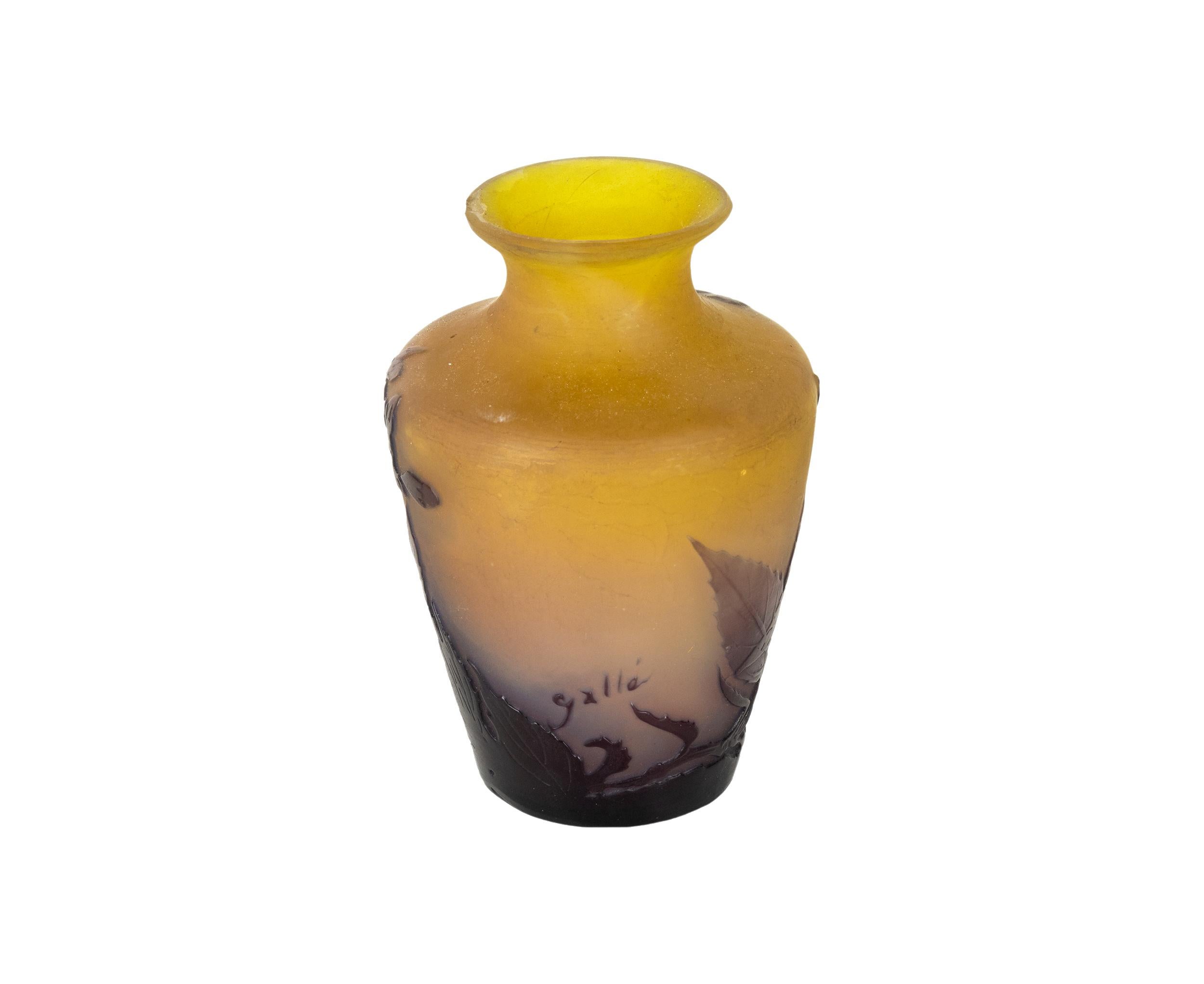 Vase aus Kamee-Glas mit Weinrebenblumen von Emile Galle, 1900er Jahre (20. Jahrhundert) im Angebot