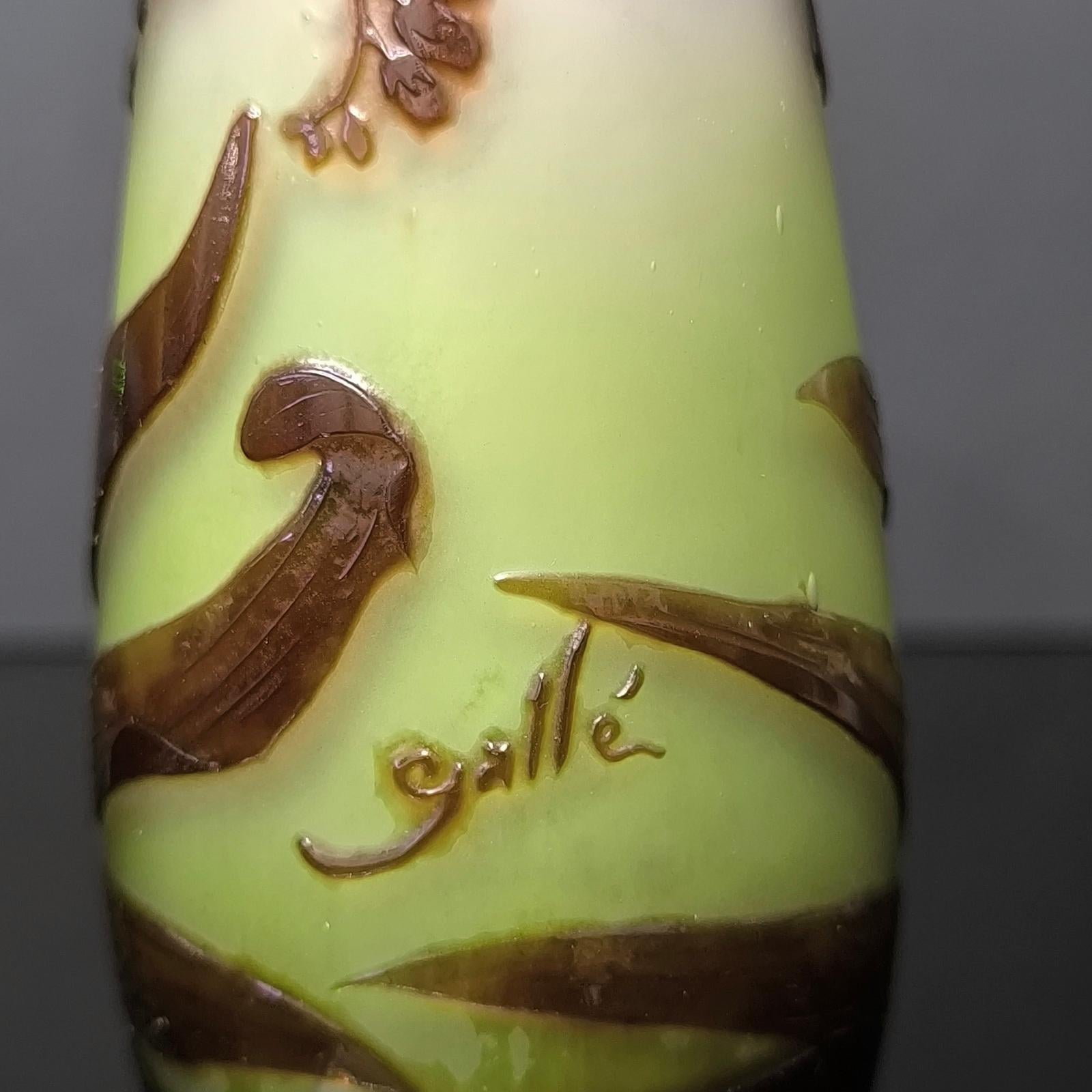 Jarrón de vidrio camafeo con orquídeas, de Emile Gallé, Nancy, finales de 1900 en venta 4