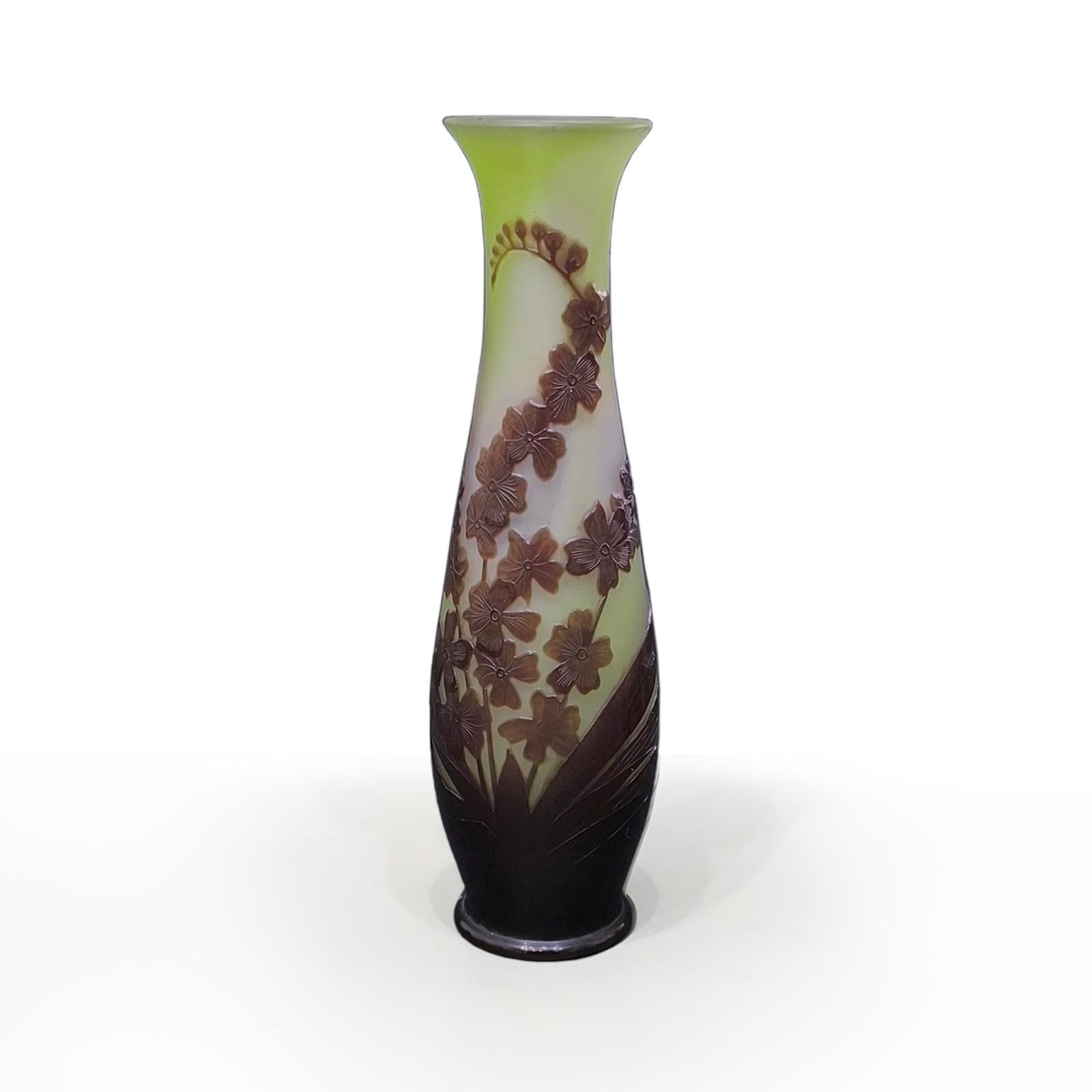 Raro Jarrón de Vidrio Camafeo Art Nouveau con Orquídeas (decoración de Orquídea Oncidium), 
de Emile Gallé, Nancy, finales de 1900 (entre 1894-1904).
Jarrón francés Art Nouveau Emile Gallé Orquídeas, Nancy, finales de 1900.
Jarrón en forma de