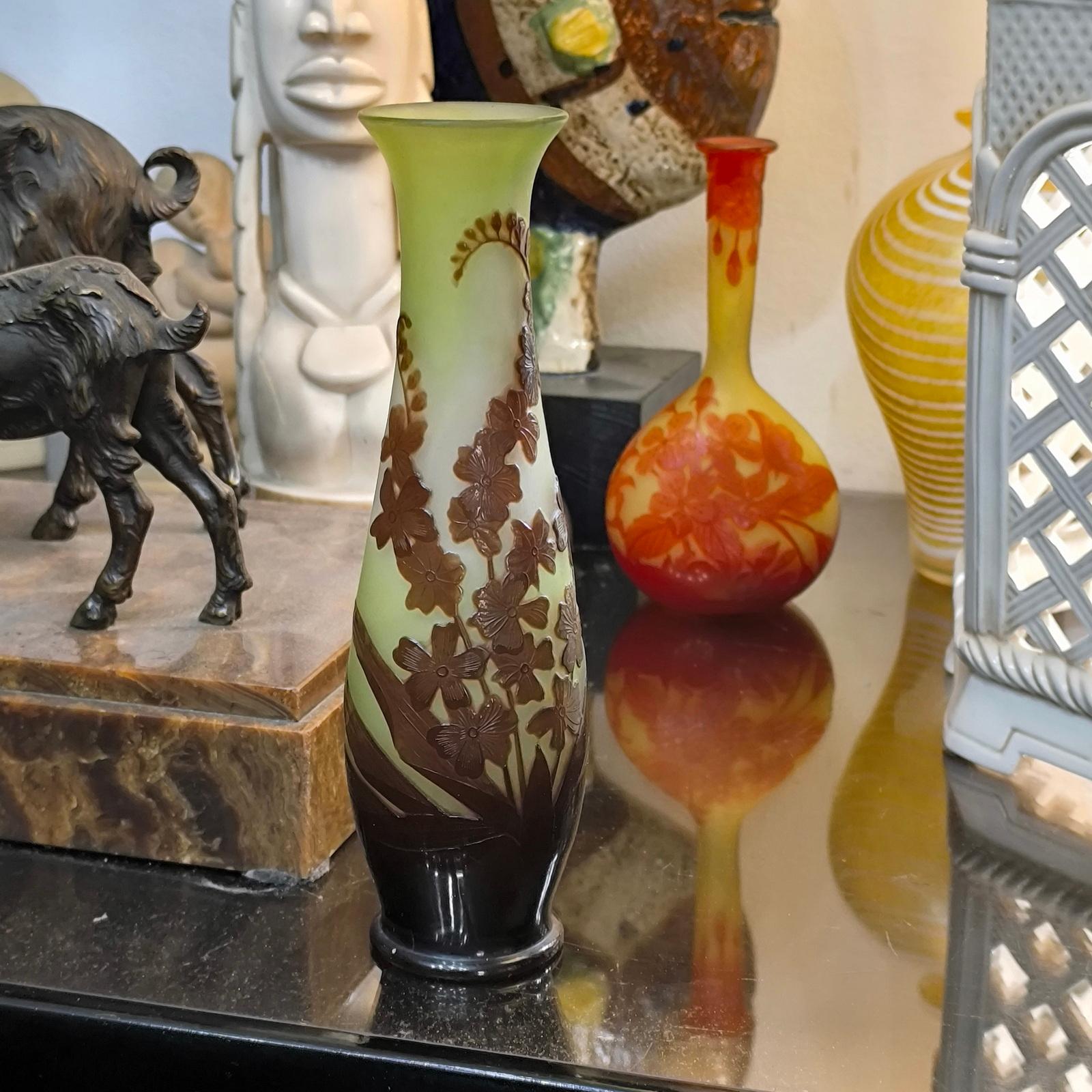 Jarrón de vidrio camafeo con orquídeas, de Emile Gallé, Nancy, finales de 1900 Grabado en venta