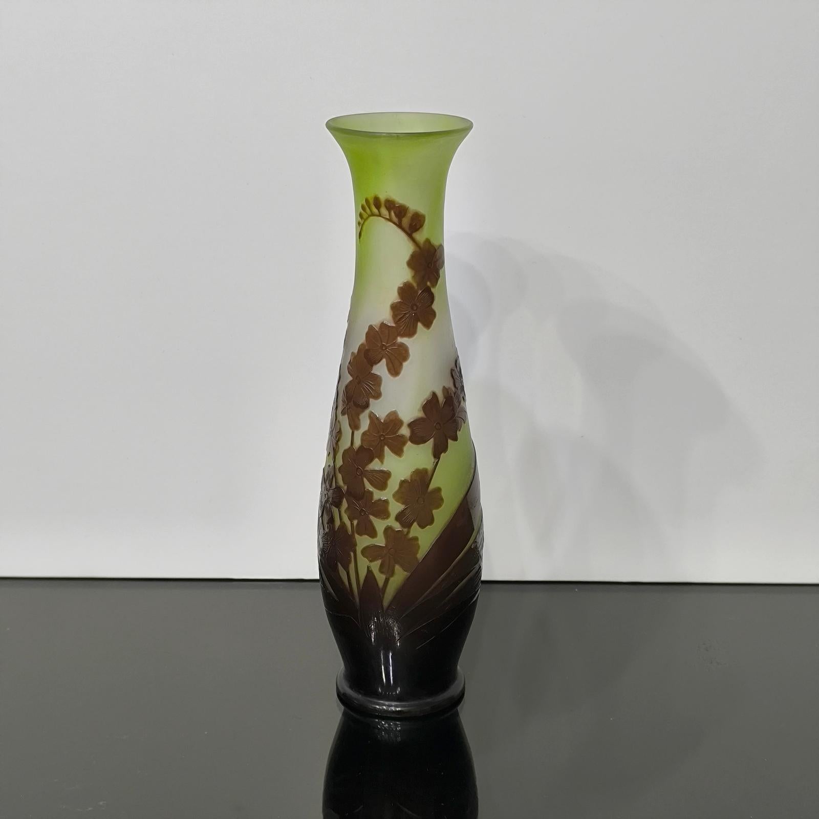 Jarrón de vidrio camafeo con orquídeas, de Emile Gallé, Nancy, finales de 1900 en Excelente estado para la venta en Bochum, NRW
