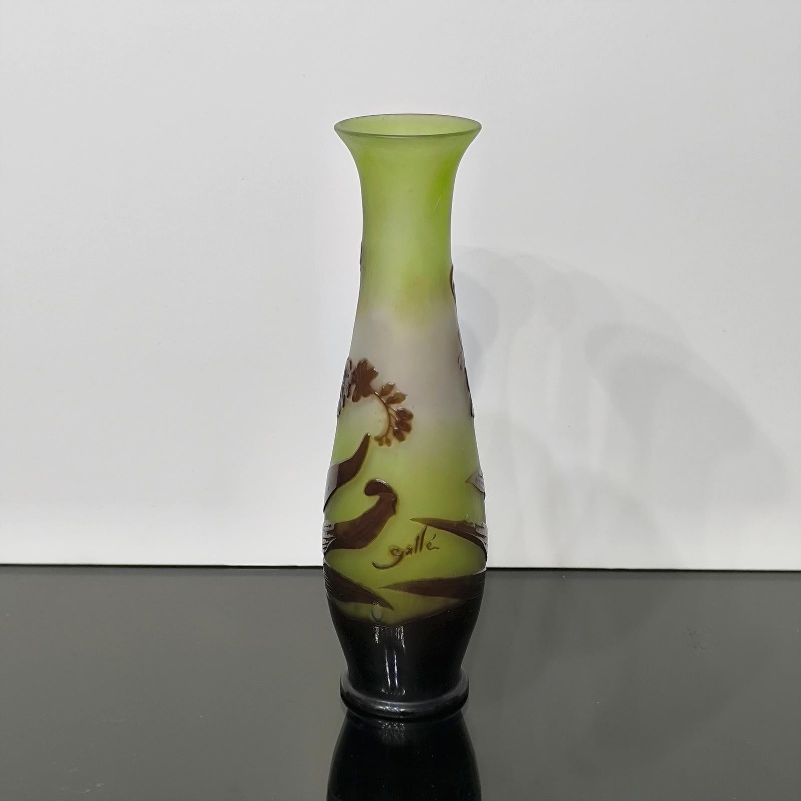 Jarrón de vidrio camafeo con orquídeas, de Emile Gallé, Nancy, finales de 1900 principios del siglo XX en venta