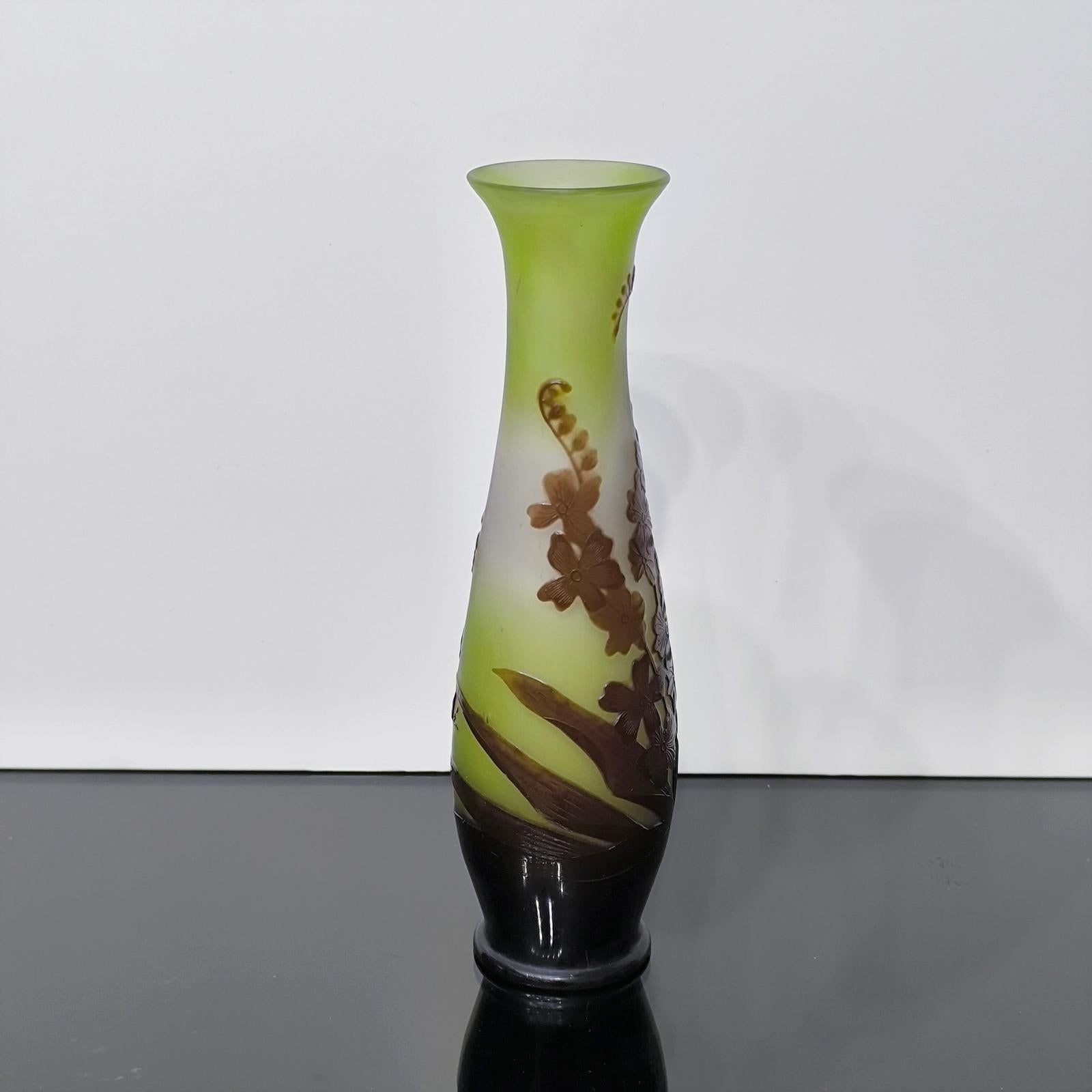 Jarrón de vidrio camafeo con orquídeas, de Emile Gallé, Nancy, finales de 1900 Vidrio artístico en venta