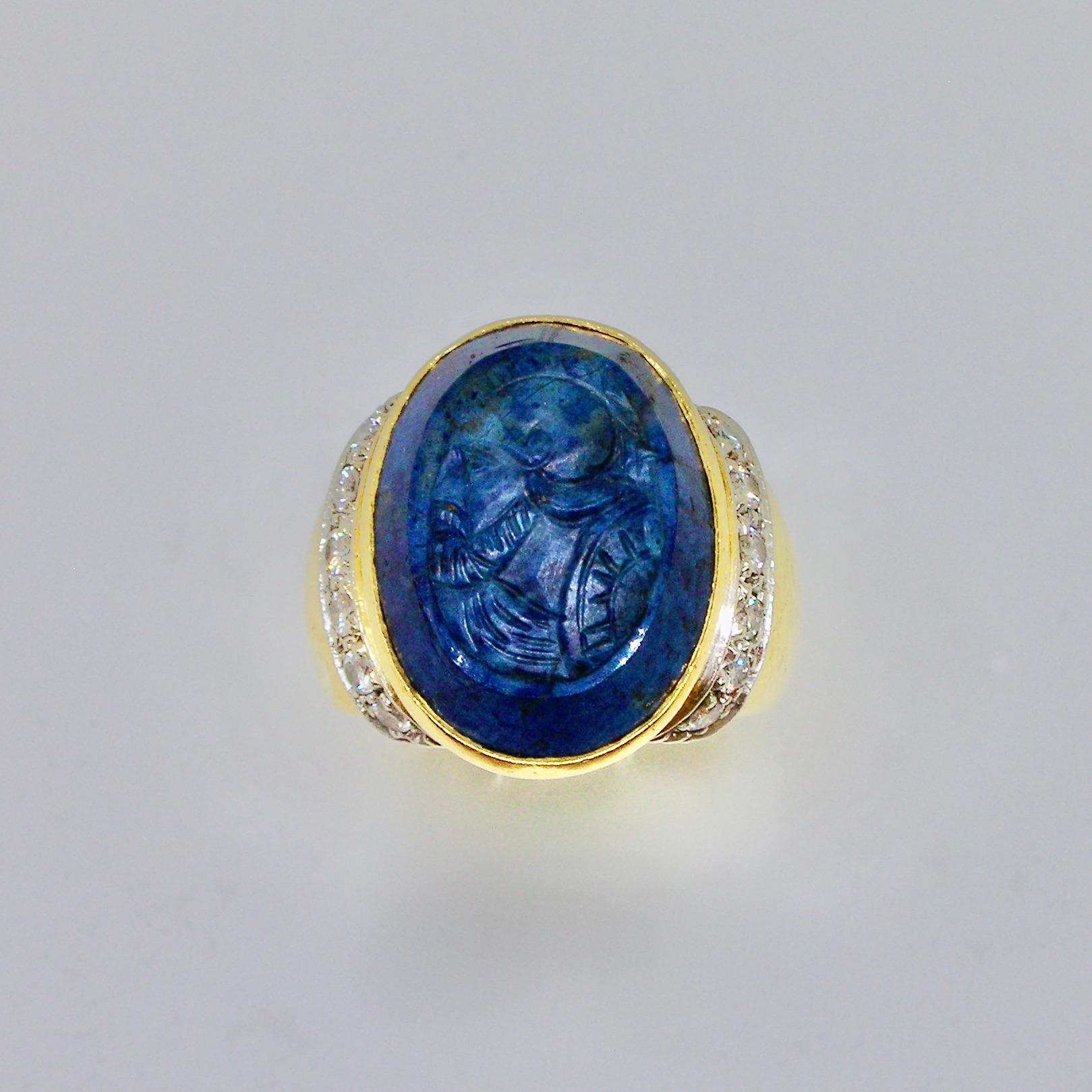 Ring in 18ct gold with unusual hand carved cameo on sodalite, flanked by round cut diamonds of circa 0,40ct in total. 1980s period circa.

Highlights

- 18ct white & yellow gold 
- Sodalite carved stone
- Round brillant cut diamonds
- 1980s