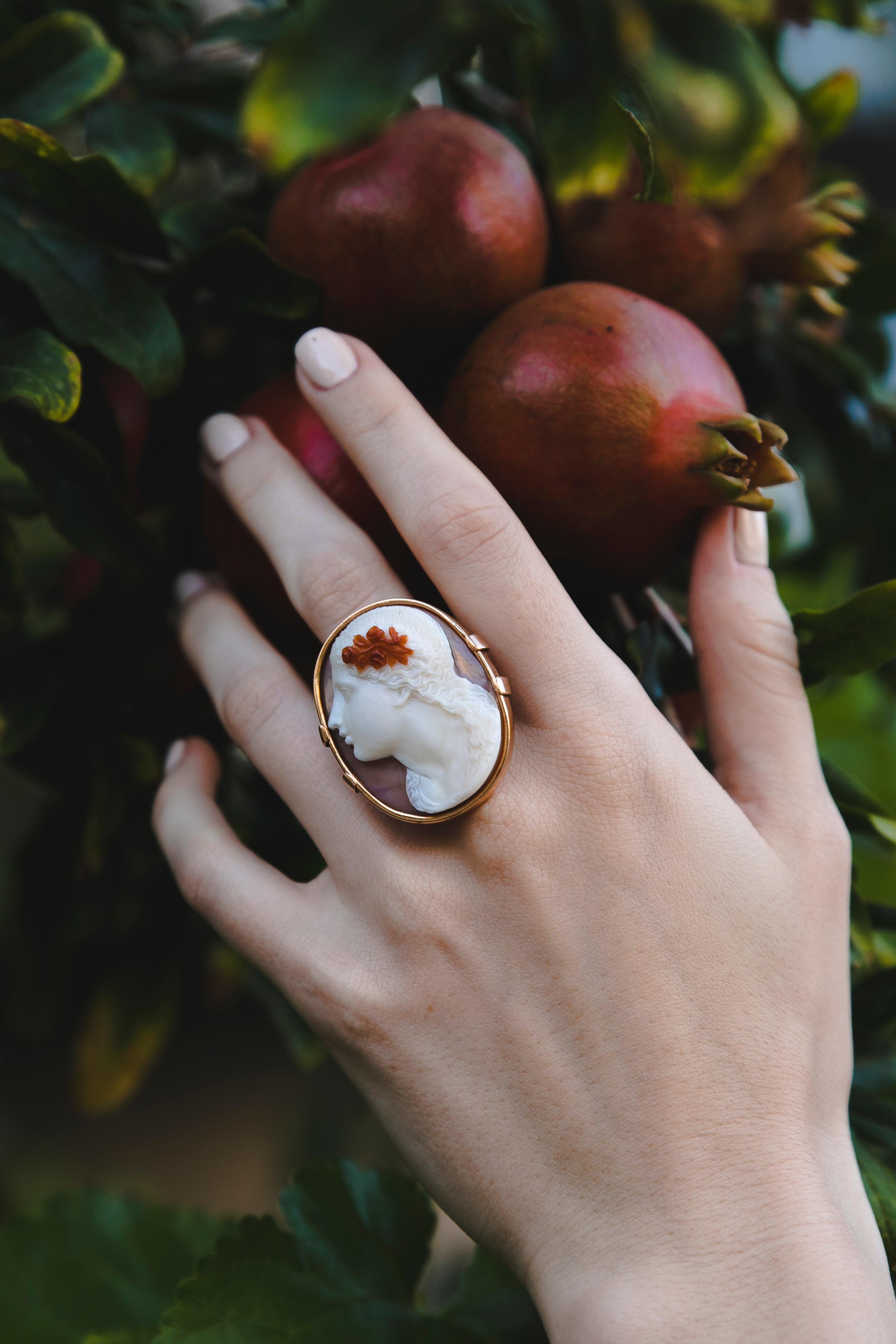 Anello in oro con cammeo greco a 3 strati di corniola. Creato intorno al 1890.

La meraviglia della natura incontra il genio umano! Ritratto di donna in stile Grecia antica (Revival greco) su un cammeo di corniola a 3 strati. Creato nel 1890, è una
