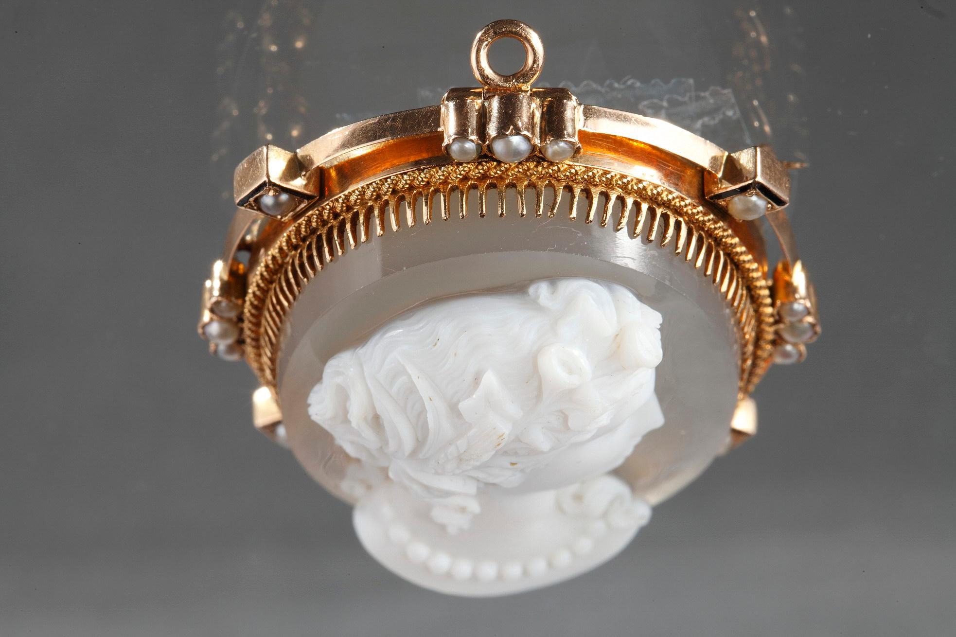 Cameo on Agate Gold Mount, 19th Century For Sale 3