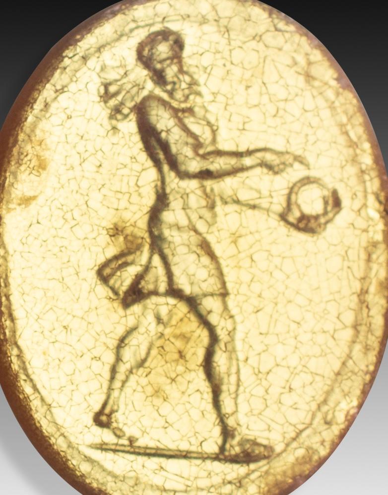 Camée ou taille-douce. Le verre. Peut-être Italie, 19e siècle. 
 Une figure humaine est présentée, à moitié nue, tenant un objet d'une main et le pointant de l'autre. Ces pièces ont été créées en grand nombre car elles étaient très appréciées comme
