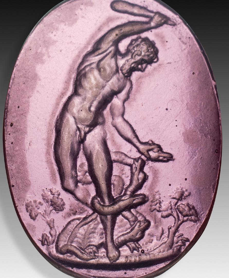  Cammeo o calcografia, Ercole contro l'Idra di Lerna. Vetro. Forse Italia, XIX secolo. 
La scena raffigura Ercole, che tiene alta la clava, mentre combatte il mostro a più teste, l'Idra, in una delle sue dodici fatiche. Questi tipi di pezzi sono