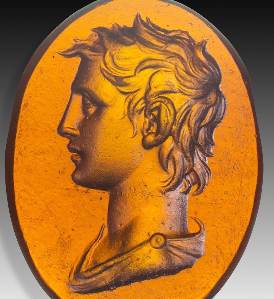  Camée ou intaille, portrait. Le verre. Peut-être Italie, 19e siècle. 
Profil d'un jeune homme, vêtu de ce qui semble être une tunique, sans autre élément permettant de l'identifier. Ces pièces ont été créées en grand nombre car elles étaient très