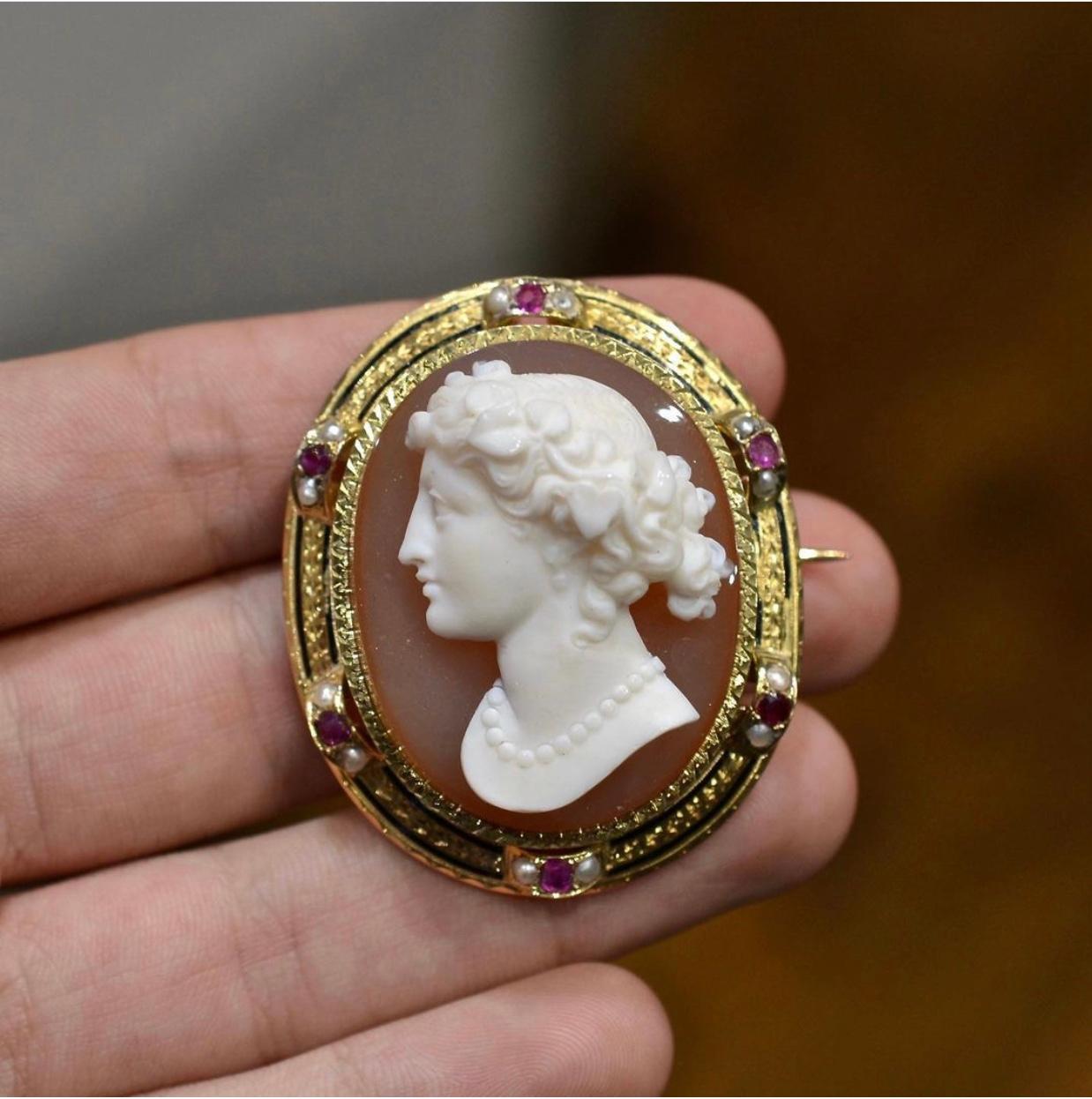 Cameo Pearl Enamel Ruby and Yellow Gold Brooch In Excellent Condition For Sale In Firenze, IT