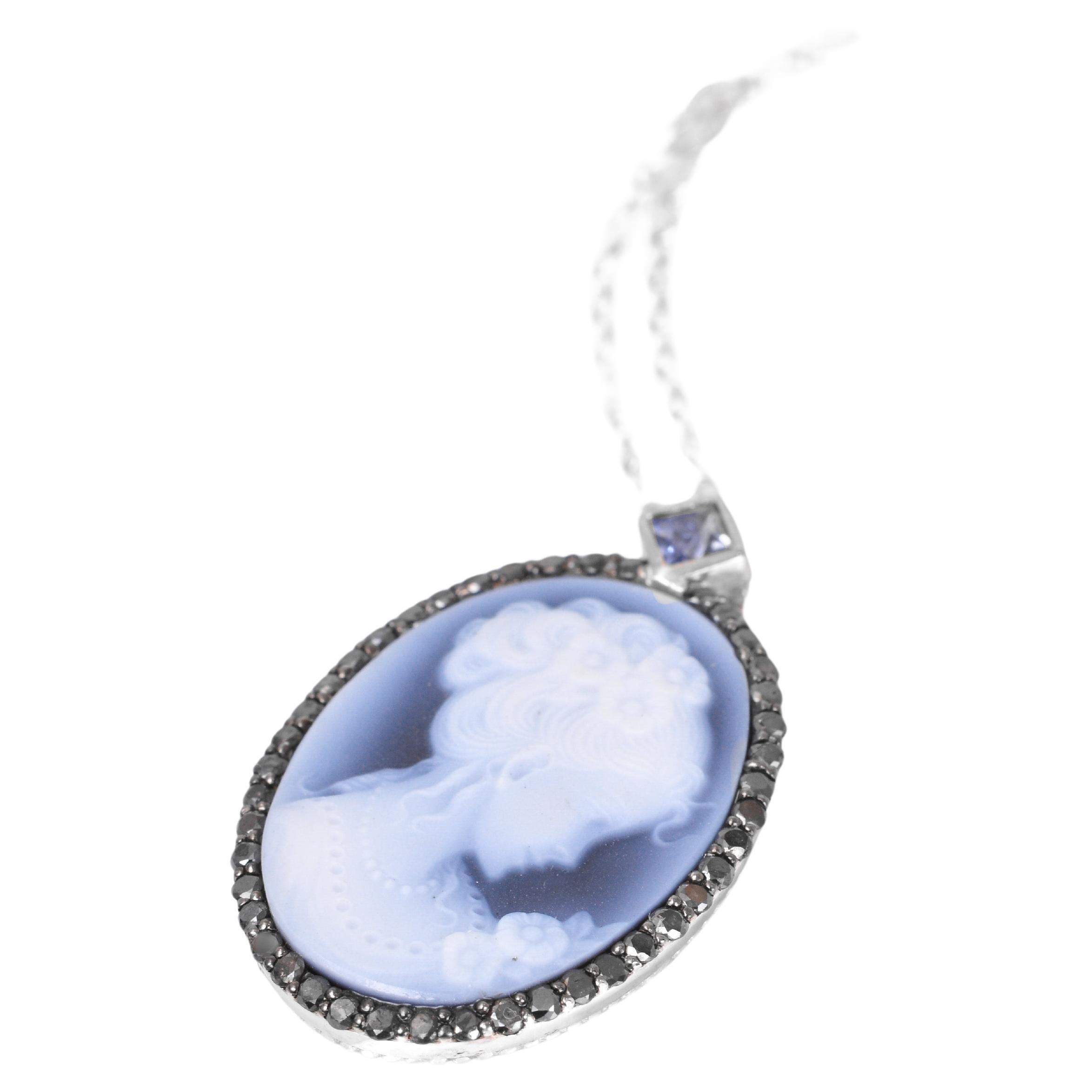 Pendentif camée avec halo de diamants noirs et saphirs bleus