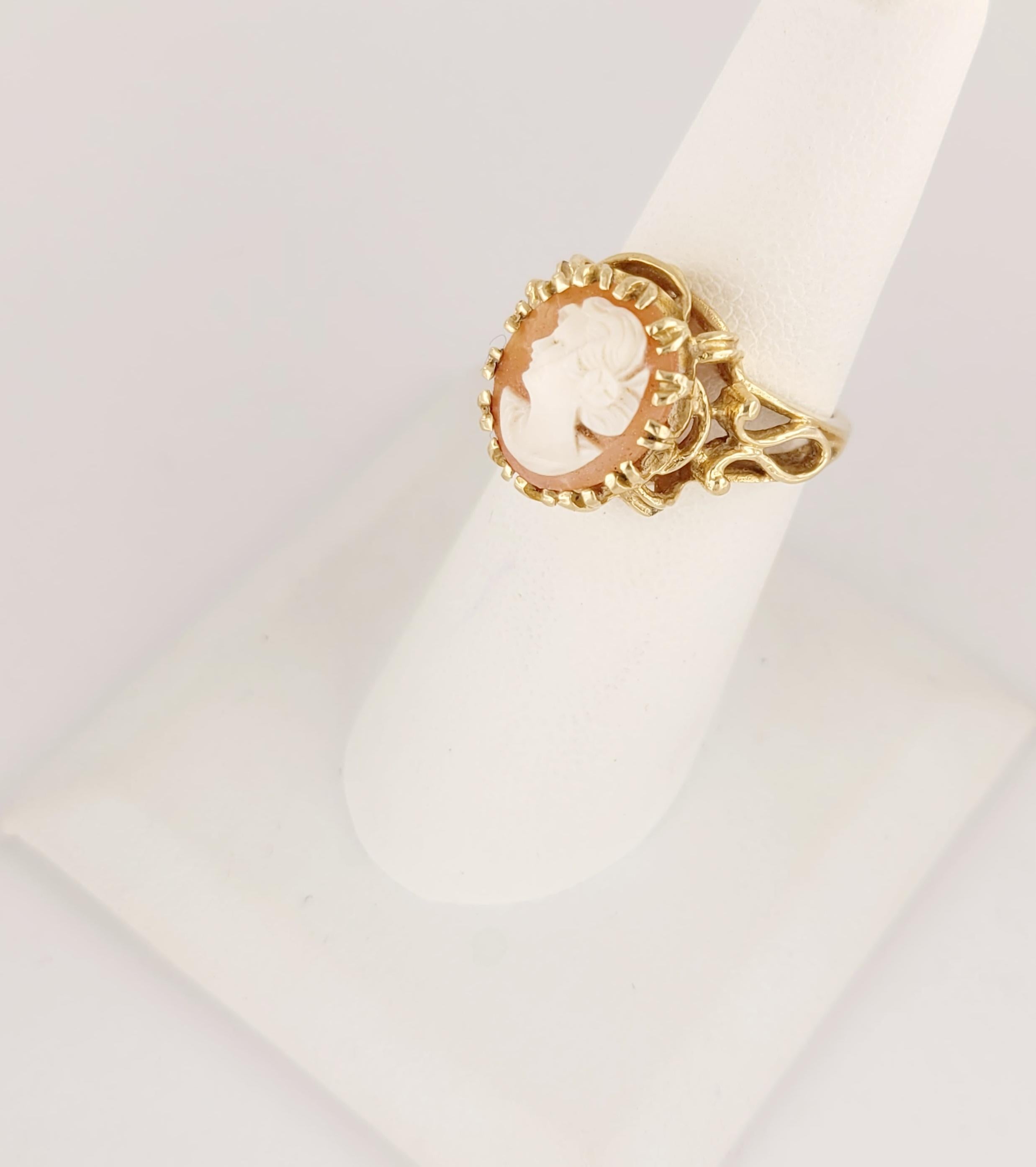 A beautiful vintage cameo ring depicting a feminine
bust. 

Weight: 5g
Size: 6.75
Materials: 14k yellow gold