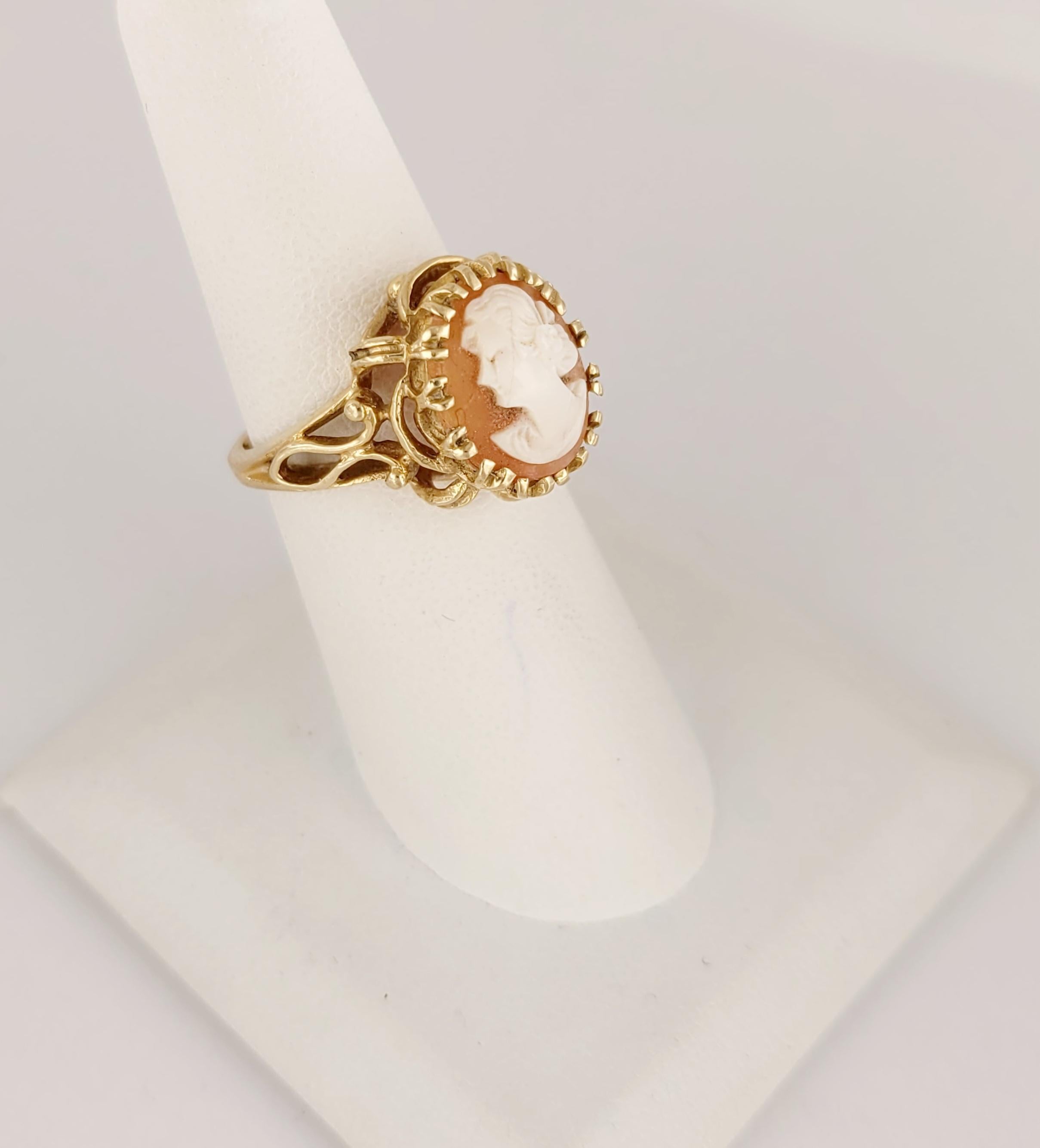 Cameo Ring In Excellent Condition For Sale In New York, NY