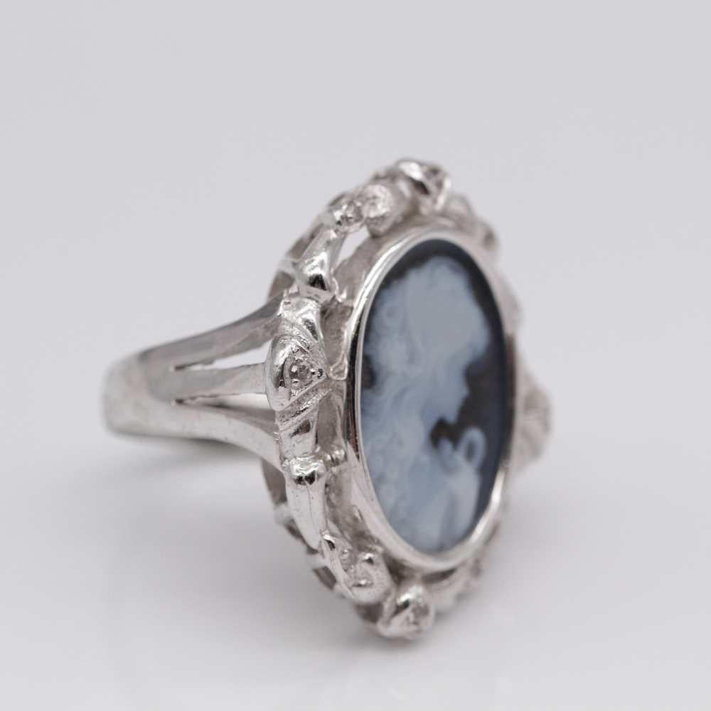 Anello in oro bianco con diamanti per donna : 1x Cammeo scolpito su Onice bicolore con silhouette di donna : 8x Diamanti : Misura 6.5 (US) 13 (ES)  oro bianco 18 carati  Misure: 2,5 cm di lunghezza e 2,0 cm di larghezza  10,30 grammi.  Nuovo di