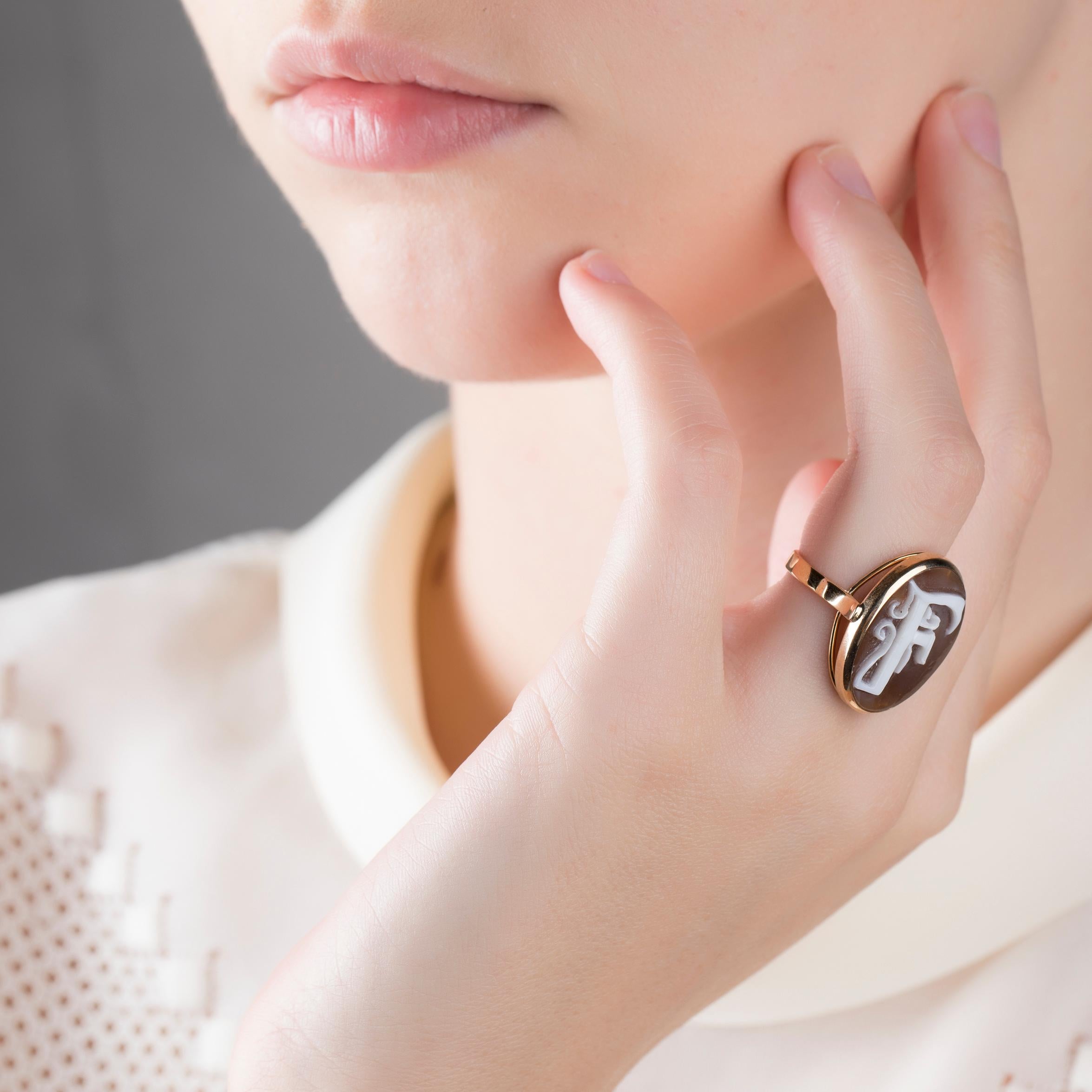 Unique and unisex, the cameo ring from IOSSELLIANI is designed to blend Victorian Age style and contemporary aesthetics into a harmonious balance between elegance and extra impact. The custom made ring is crafted with a 16x22mm magnificent oval