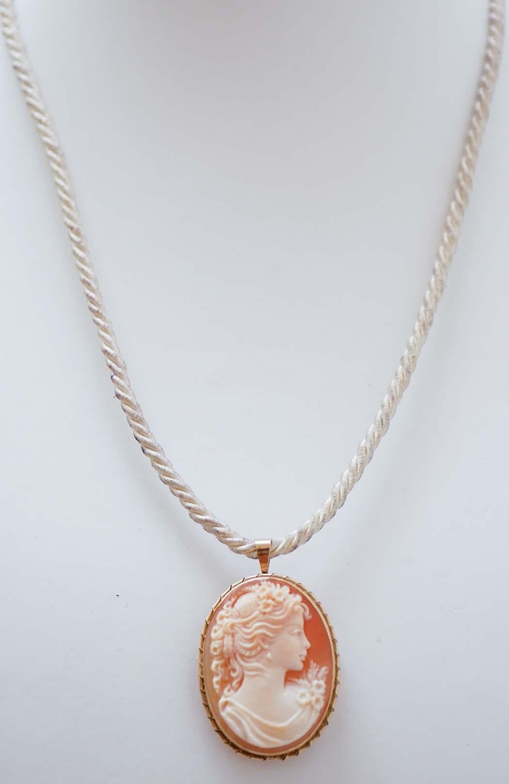 Retrò brooch / pendant in 9 kt rose gold structure mounted with a central cameo.
This brooch was totally handmade by Italian master goldsmiths and it is in perfect conditions.
Total Weight 4.60 gr
RF  +UAO

For any information, feel free to contact
