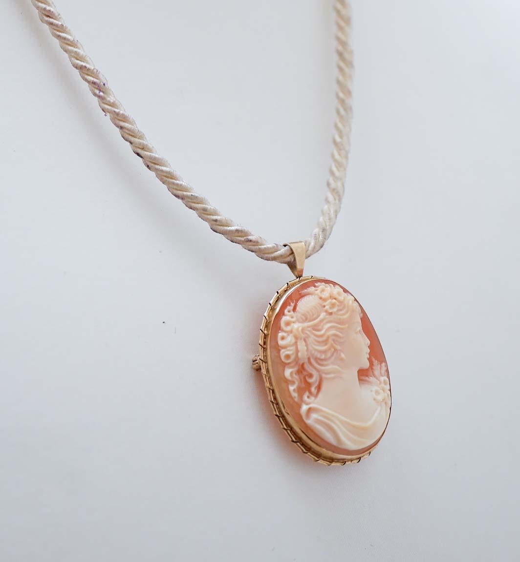 Retro Cameo, Rose Gold Brooch / Pendant. For Sale