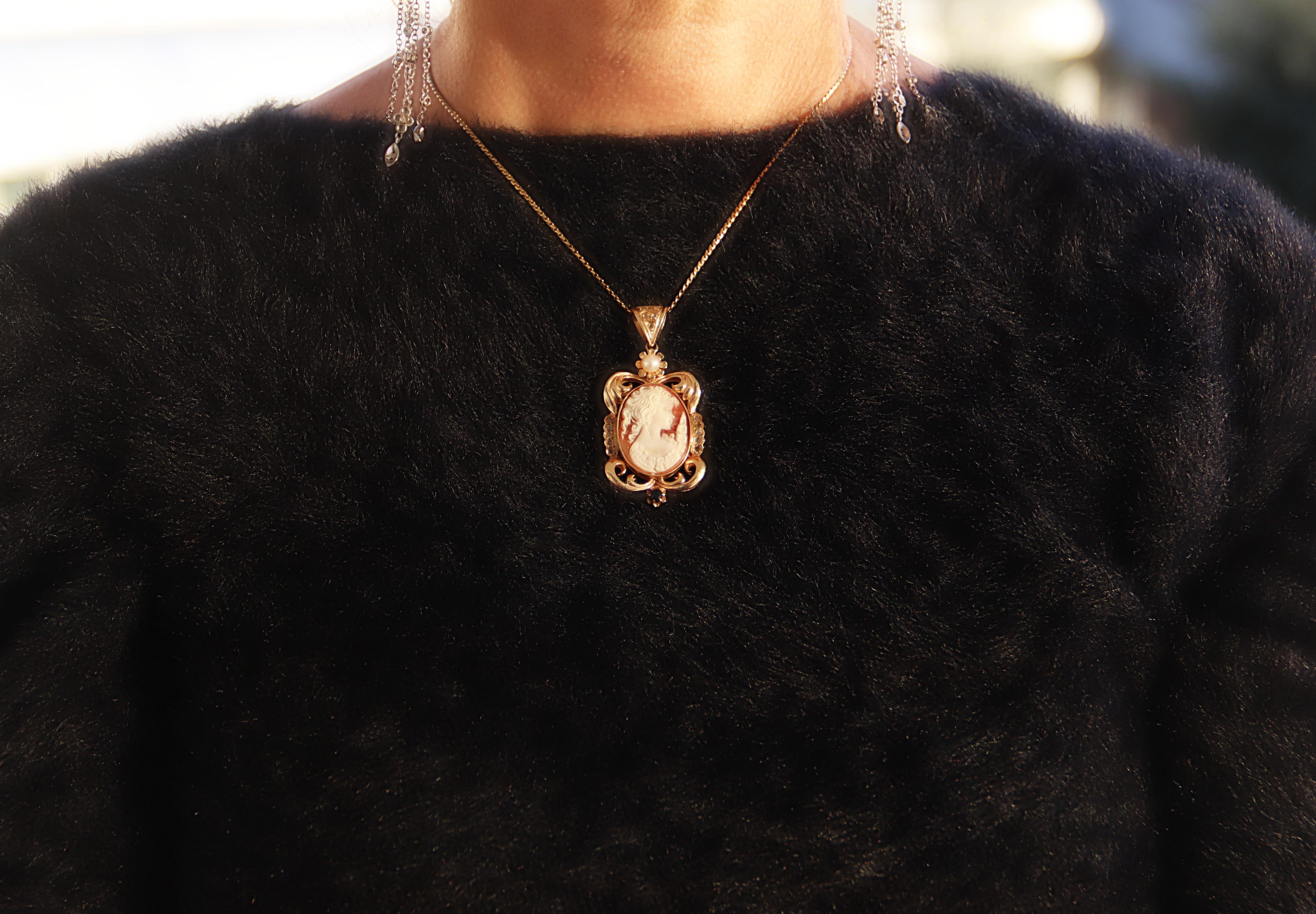 Cameo Sapphire Diamonds Pearl 12 Karat Yellow Gold Pendant Necklace For Sale 2