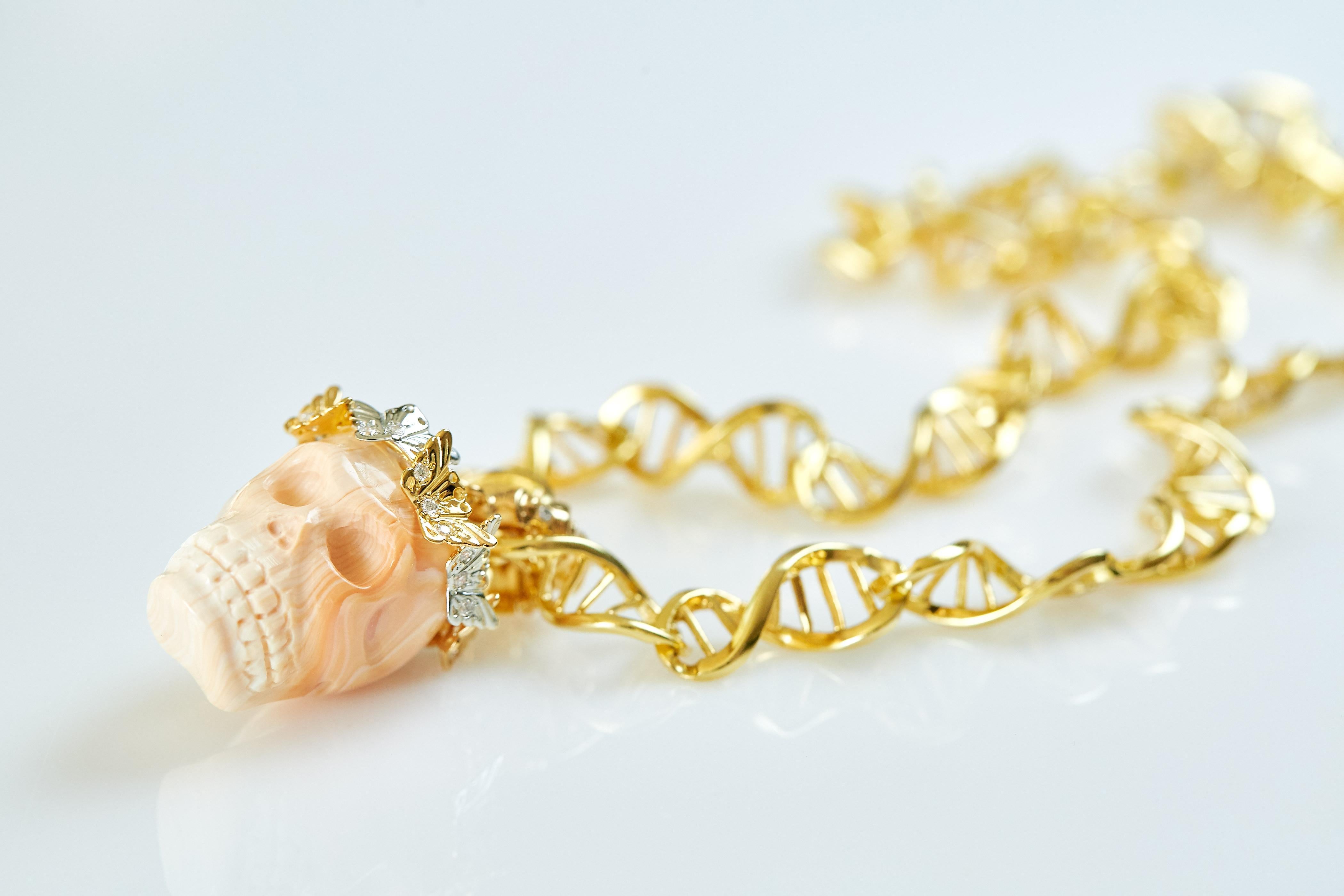 Ciondolo a forma di teschio in conchiglia con farfalle in oro 18k In condizioni Nuovo in vendita a Solana Beach, CA
