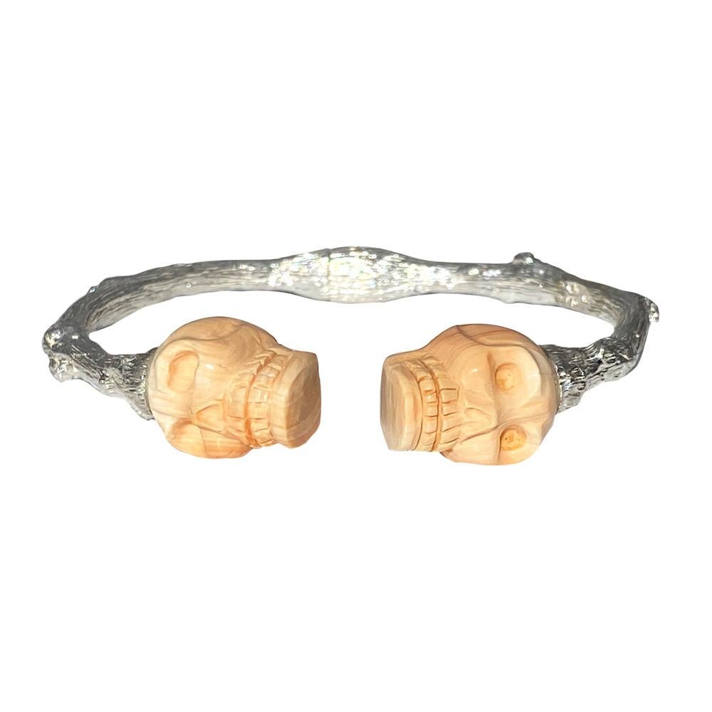 Incanalando l'eterno Albero della Vita, lo spirito organico di K. Brunini è catturato da questo bracciale Twig in argento sterling, sormontato da teschi in conchiglia cammeo intagliati.

Nella Collezione Twig, la natura esiste accanto ai lussi