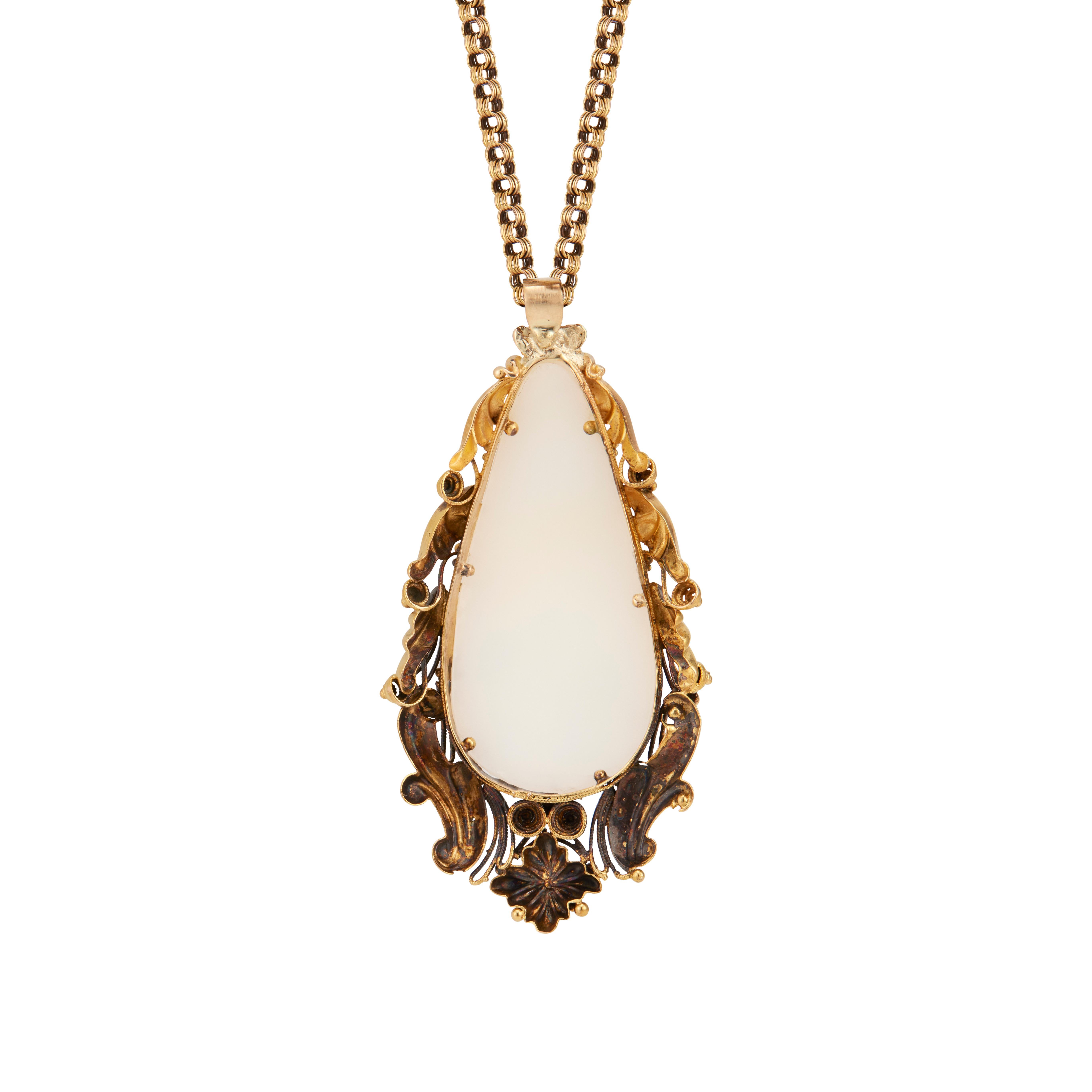 Cameo Tear Drop Shape Yellow Gold Pendant Necklace In Good Condition For Sale In Stamford, CT