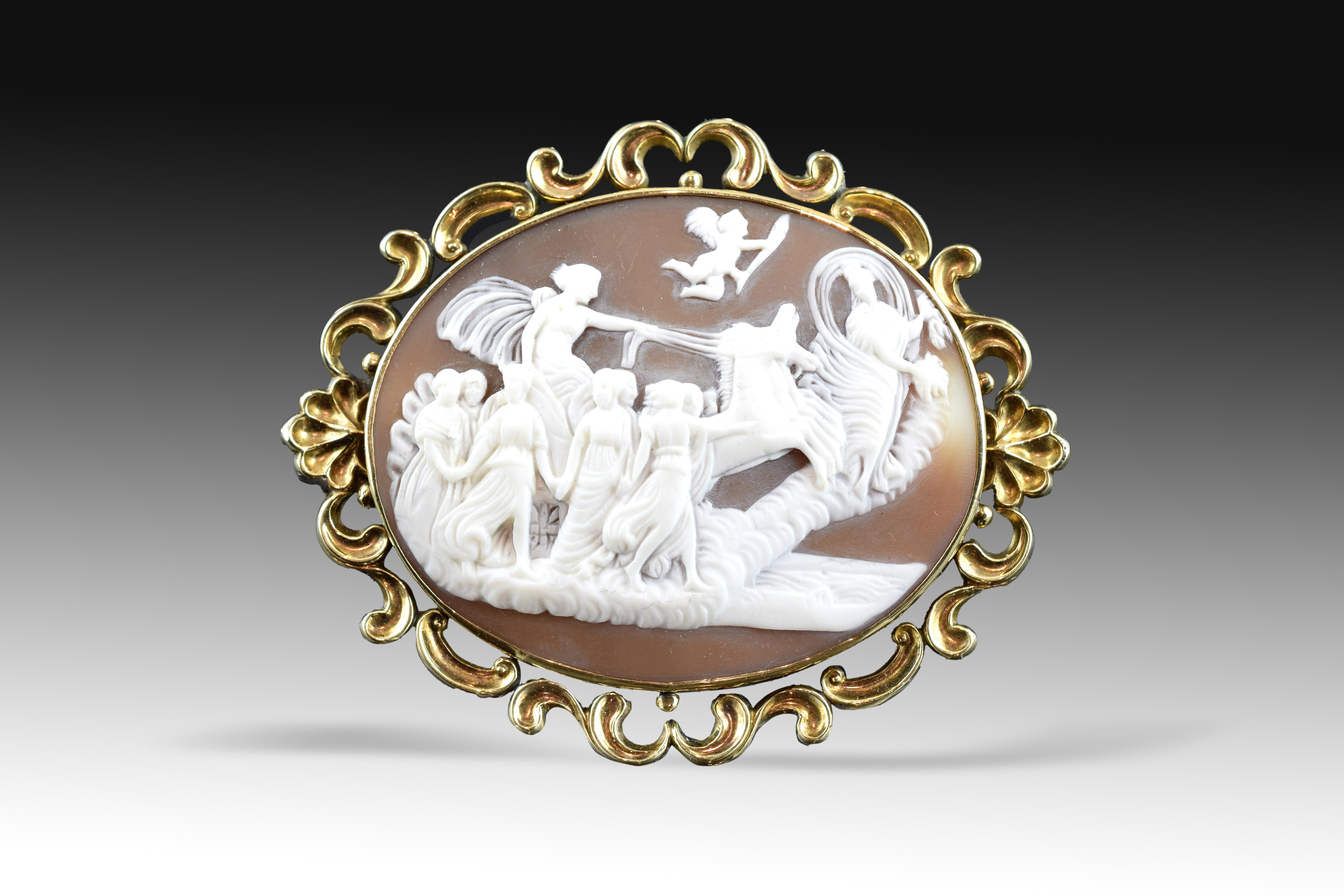 Cameo with frame stamped openwork gold (9-karat) decorated with a symmetrical composition based on opposing 