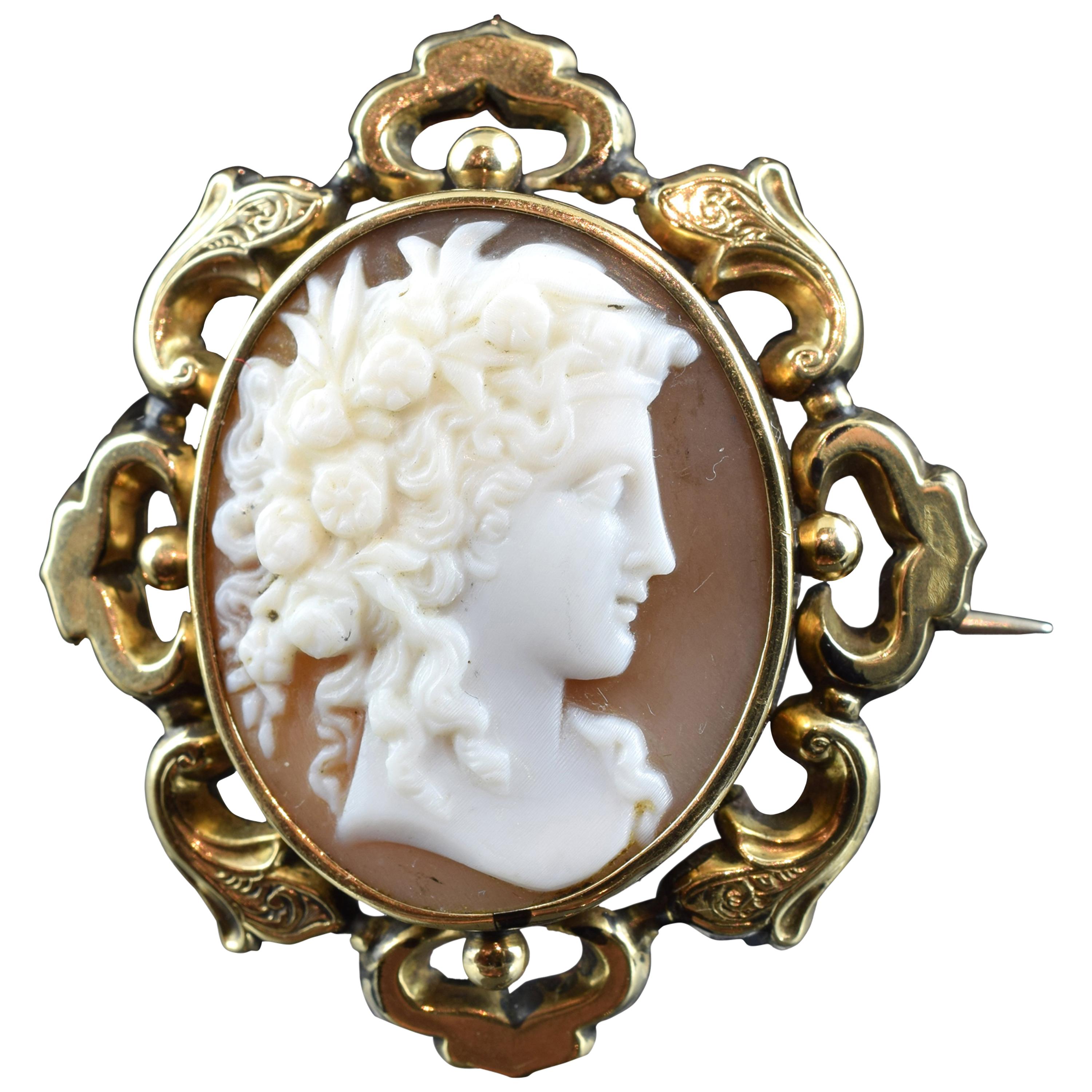 Camée avec cadre en or, broche, époque victorienne, circa 1850 en vente