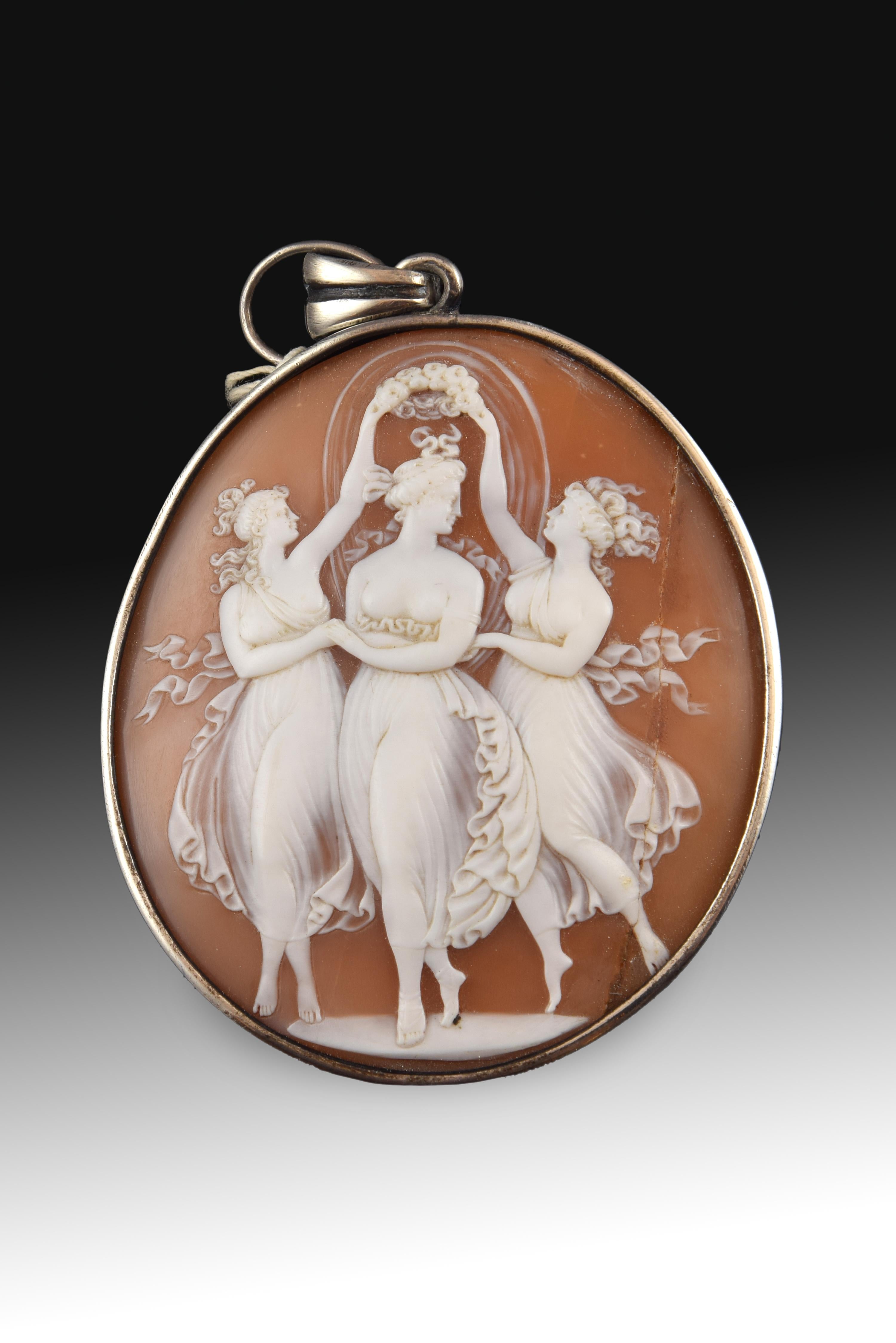 It has a tear.
Cameo with smooth silver frame that has a piece in the top so that it can be worn hanging on a cord, chain or similar. Made in shell (Cassius Cypraea; because of this, the piece can be included in what the 19th century people called