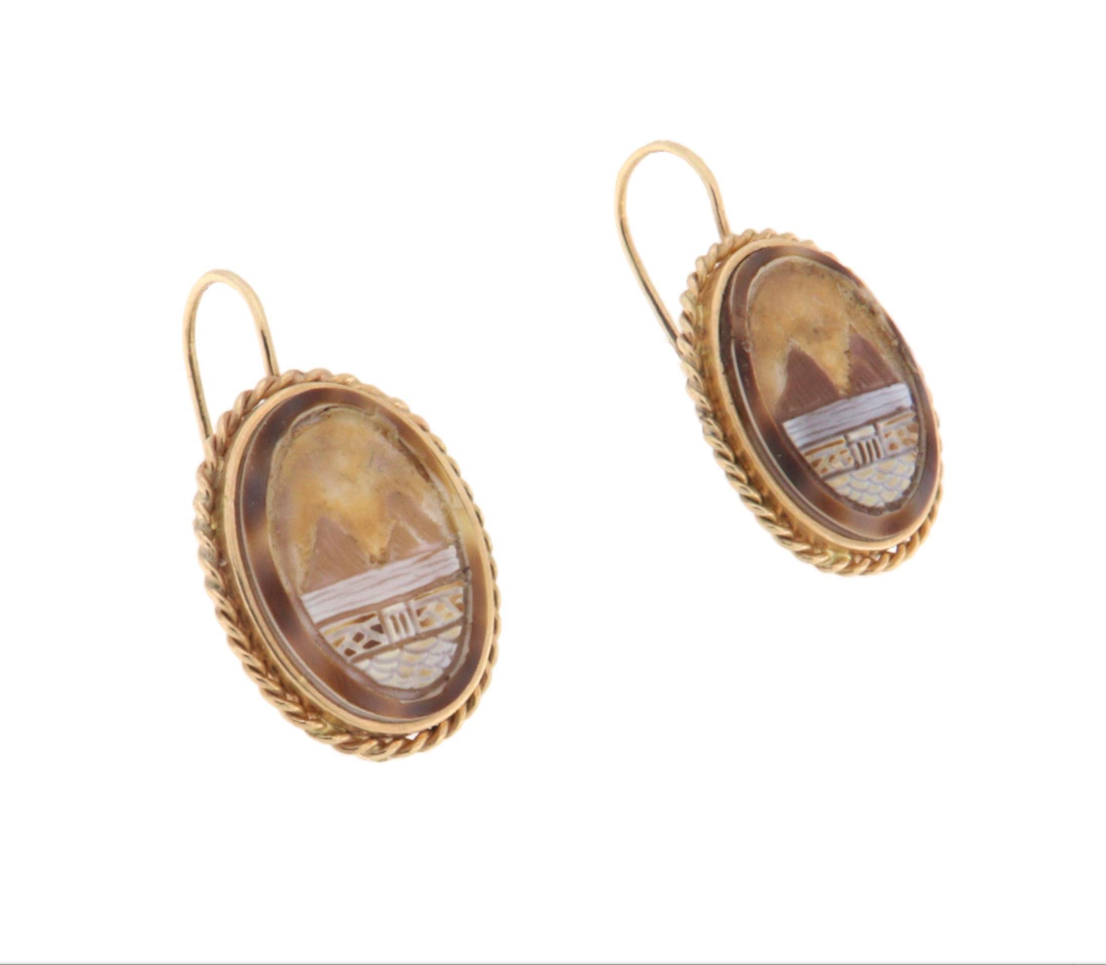 Ces charmantes boucles d'oreilles antiques en or jaune 14 carats sont un exemple rare de bijoux historiques, où l'art et la tradition s'unissent pour créer un accessoire unique et significatif.

Au cœur du design se trouvent les camées sculptés à la