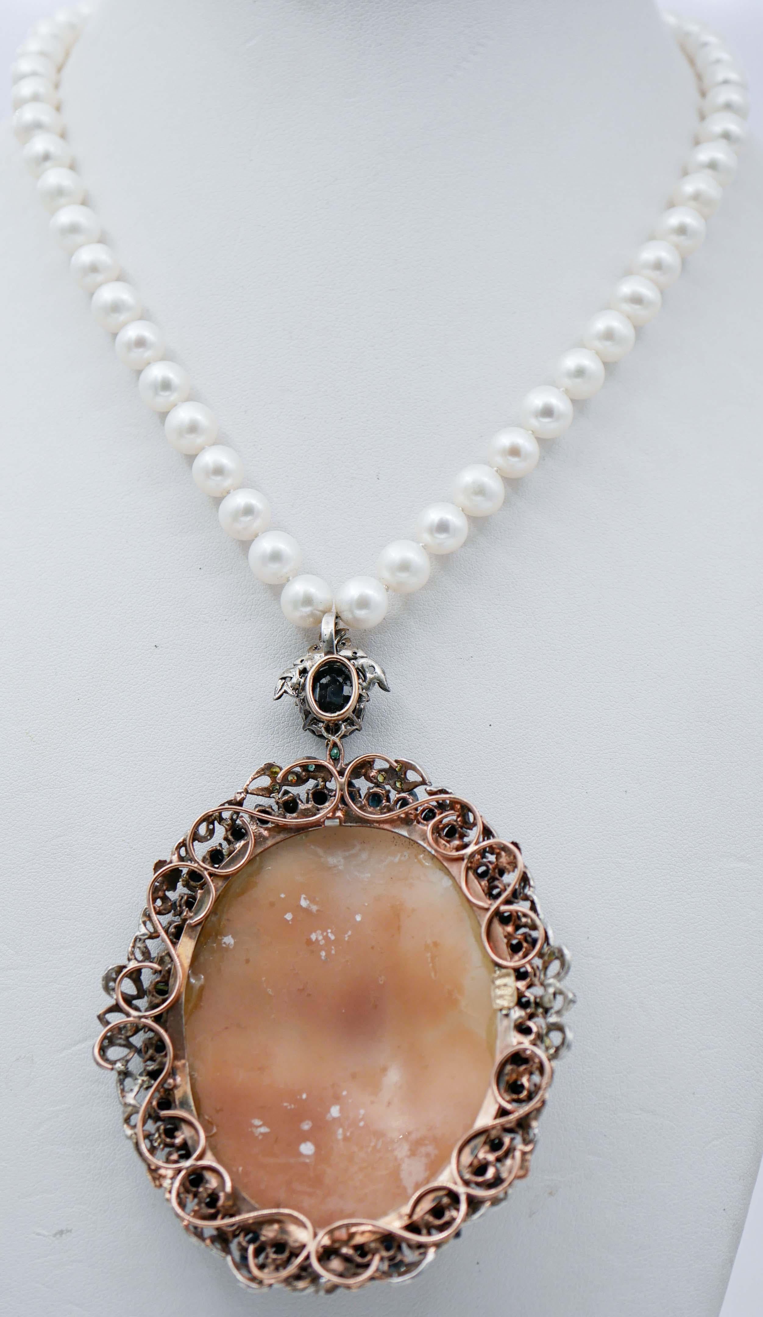 Taille mixte Camée, saphirs, émeraudes, diamants, perles, collier en or rose et argent en vente
