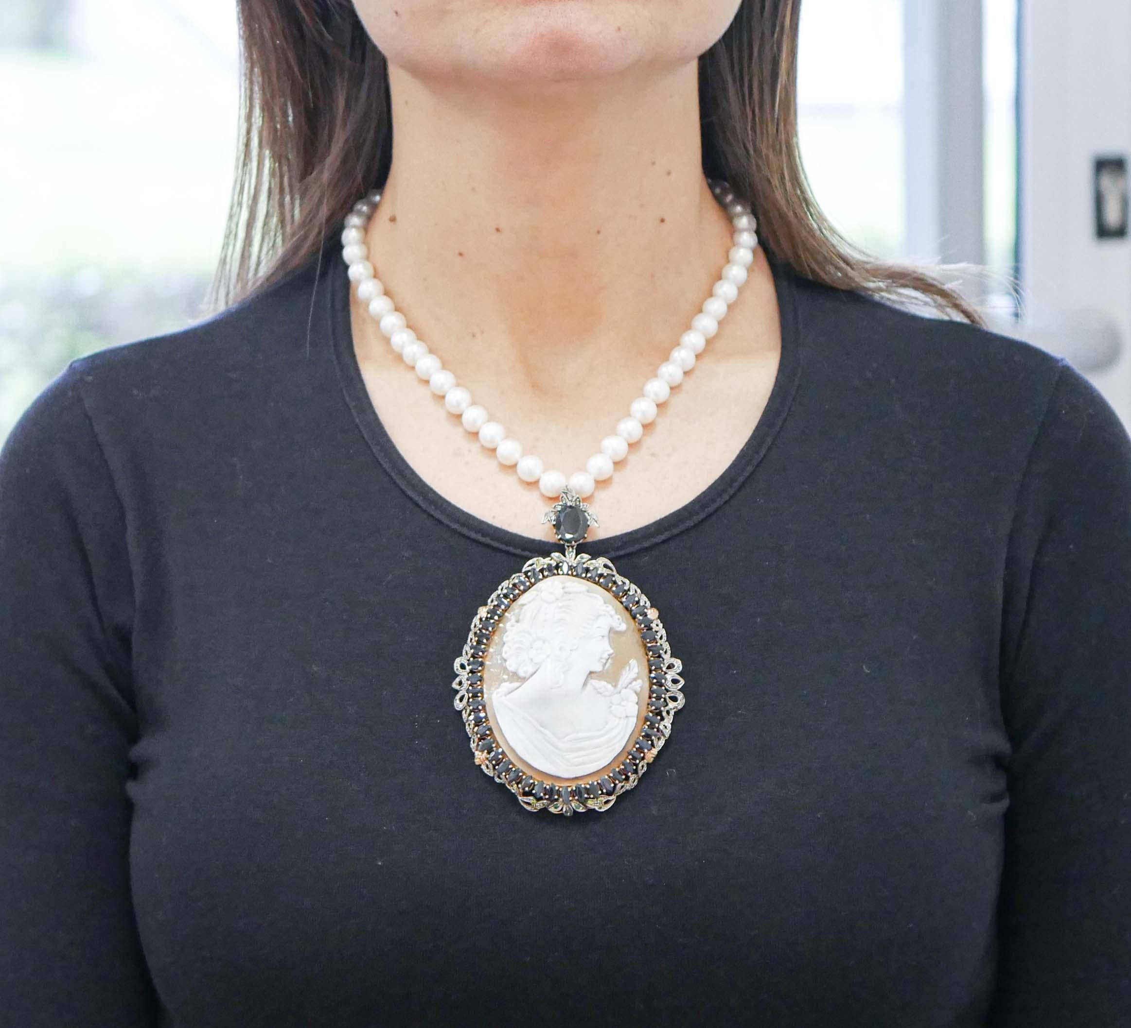 Halskette aus Roségold und Silber mit Kamee, Saphiren, Smaragden, Diamanten, Perlen im Zustand „Gut“ im Angebot in Marcianise, Marcianise (CE)