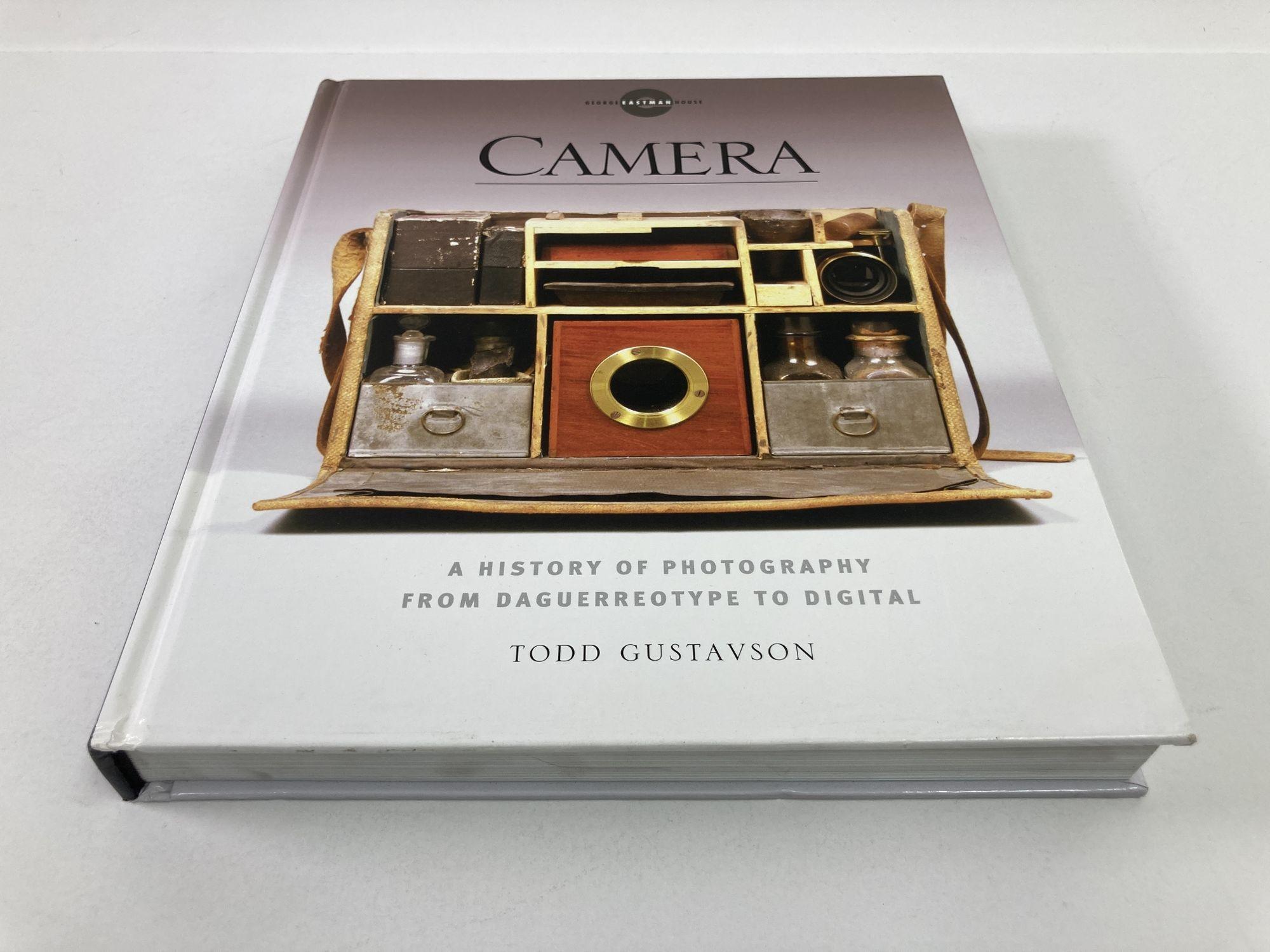 Camera Camera, Eine Geschichte der Fotografie von der Daguerreotypie bis zur Digitale von Todd Gustavson (Hollywood Regency) im Angebot