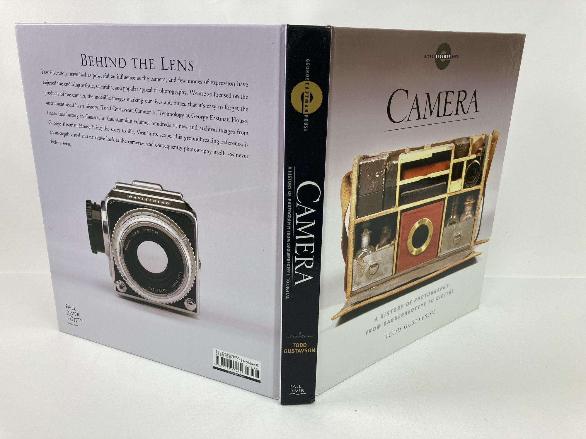 XXI secolo e contemporaneo Camera, Storia della fotografia dal dagherrotipo al digitale di Todd Gustavson in vendita