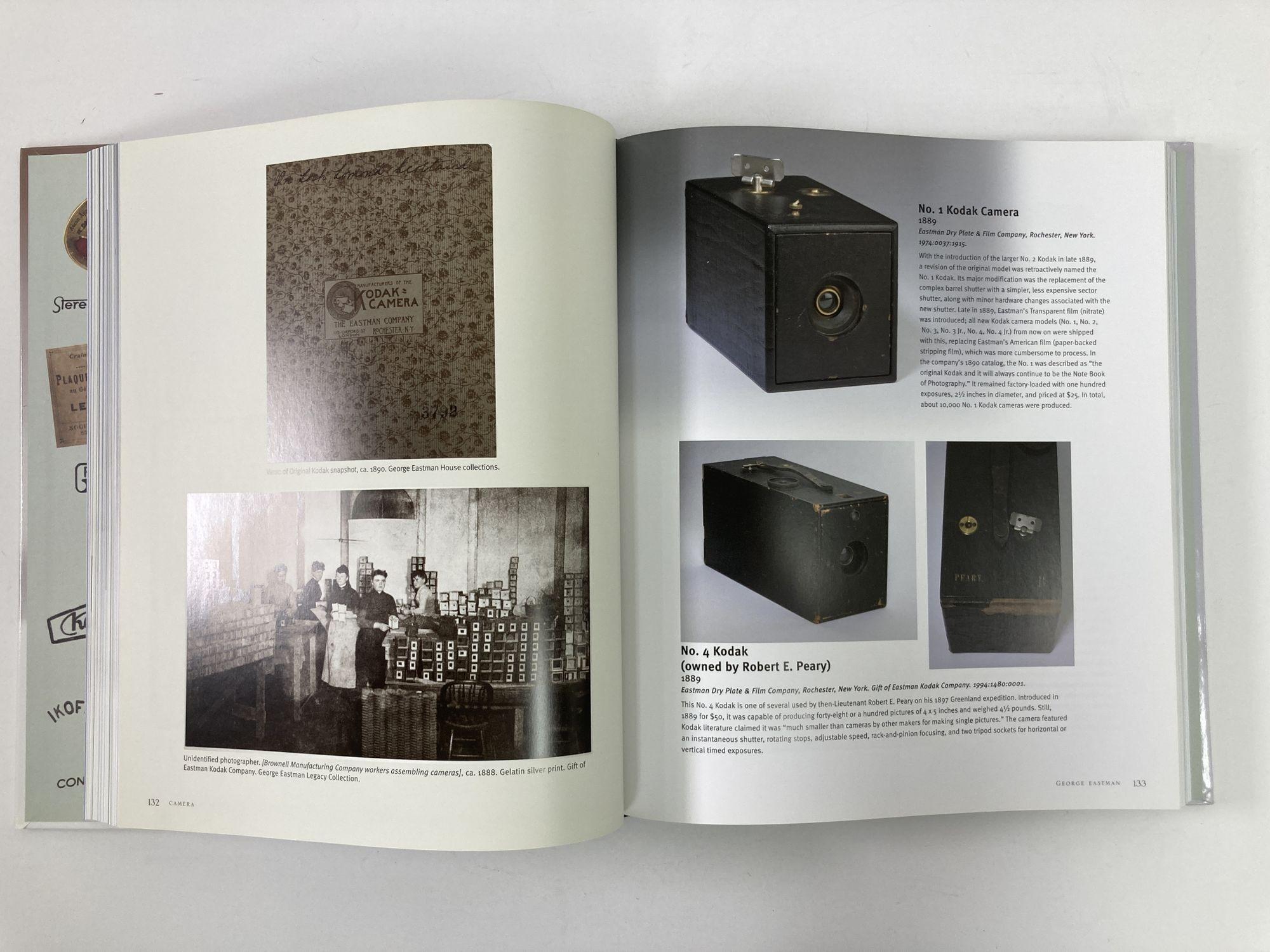 Papier Camera, A History of Photography, from Daguerreotype to Digital by Todd Gustavson en vente