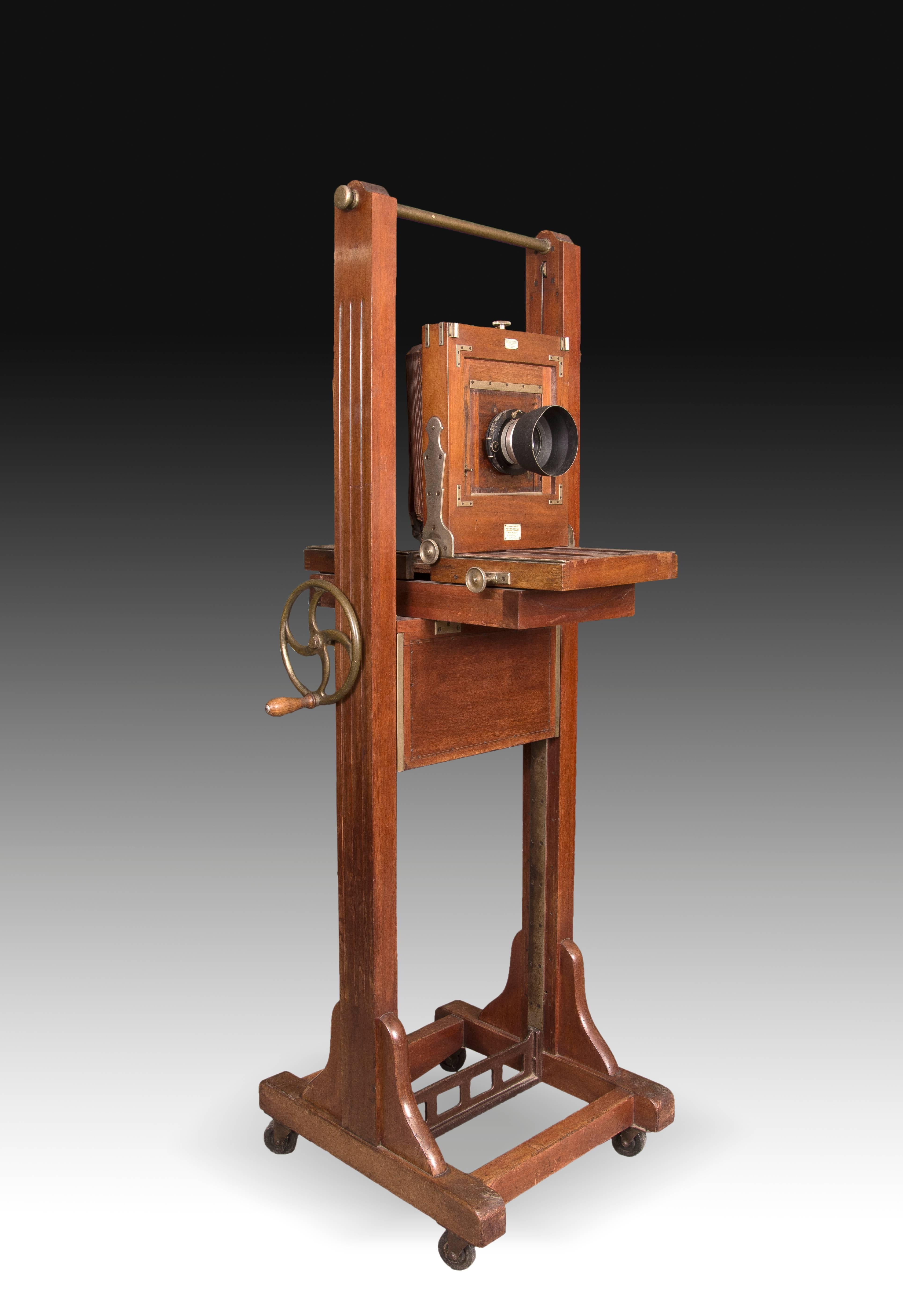 Study camera with bellows in very good condition, two objectives and mounted on easel on casters for professional use that has crank for the adjustment of the camera in height and in diagonals. Made in wood and gold metal and in its color, it