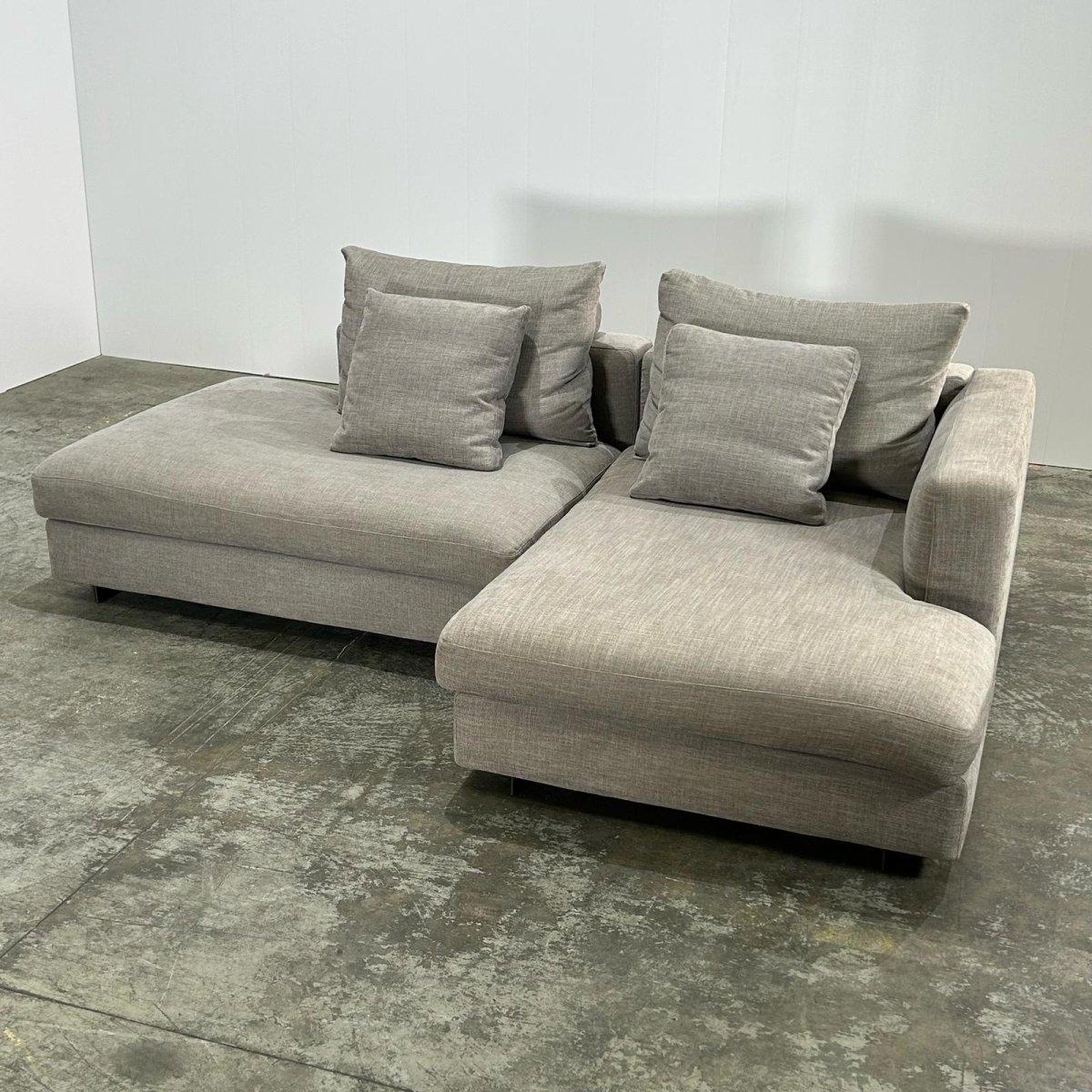 Ti presentiamo il divano a tre posti Clouds di Camerich, un'aggiunta di lusso a qualsiasi spazio abitativo. Realizzato con i migliori materiali, questo divano vanta un design elegante e moderno che emana raffinatezza. I cuscini in peluche offrono il