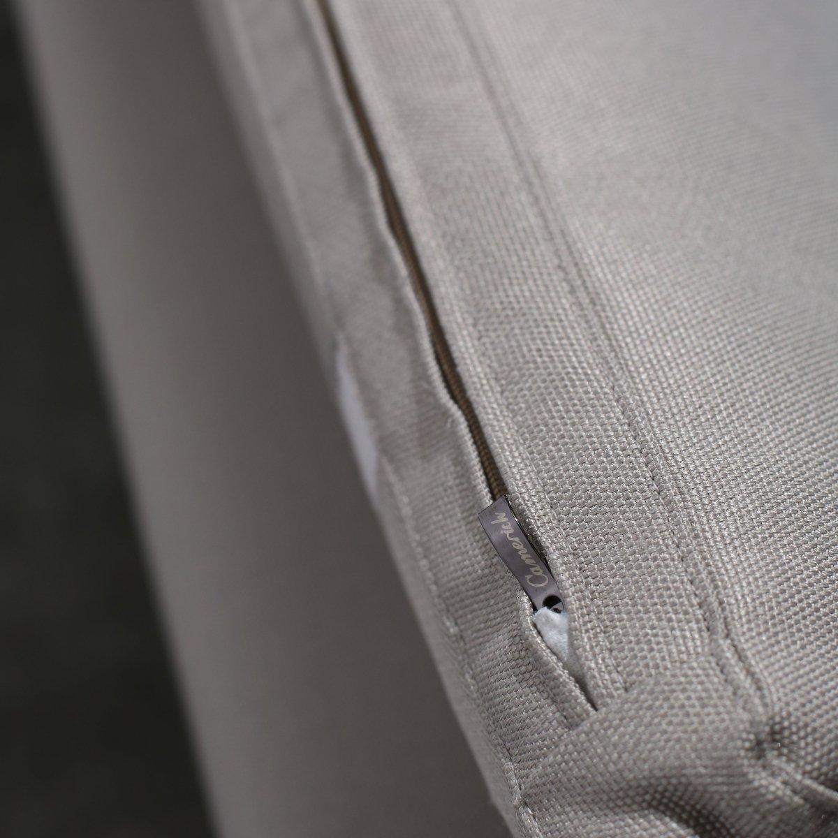 Te presentamos el Sofá esquinero Camerich, una hermosa pieza que combina a la perfección el diseño minimalista con un lujoso confort. Tapizada en un sofisticado tejido gris claro, sus líneas limpias y su silueta de perfil bajo irradian una discreta