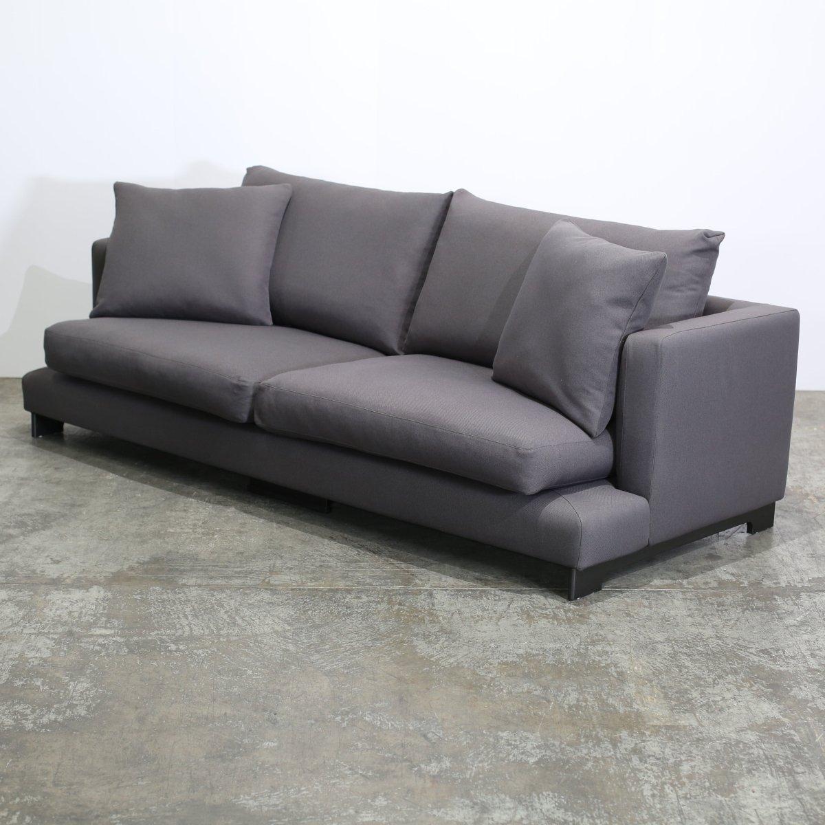 Der Inbegriff von Komfort und Stil - das Lazy Time Three Seater Sofa von Camerich. Aus hochwertigen MATERIALEN gefertigt und mit viel Liebe zum Detail gestaltet, strahlt dieses Sofa Luxus und Raffinesse aus. Die klassische Silhouette wird durch