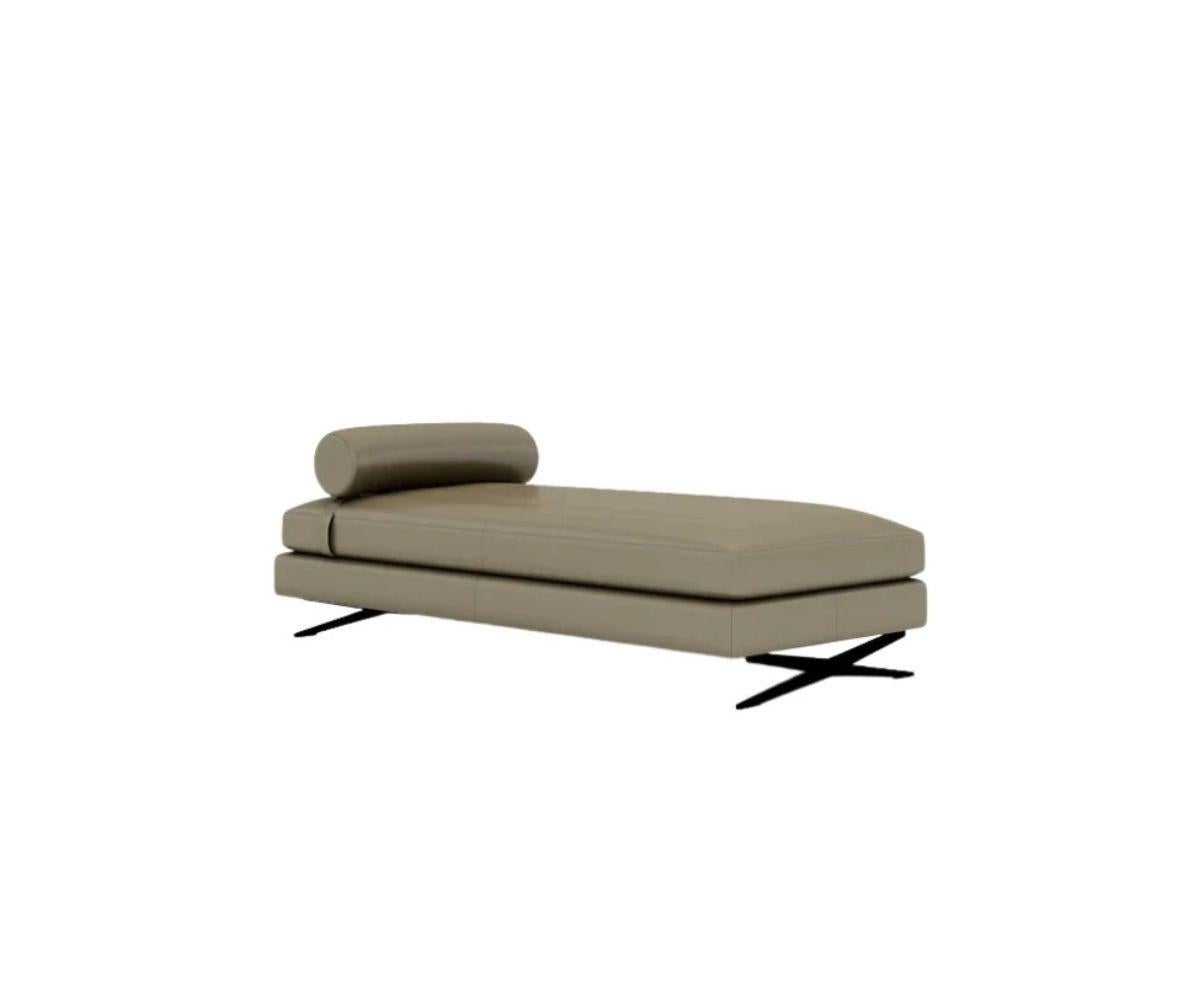 Design/One

Wake è un daybed imbottito con gambe a X in metallo. La cornice è realizzata con cura artigianale ed è garantita per una durata minima di quindici anni. Can può essere dotata di un comodo cuscino cilindrico e rimovibile.


