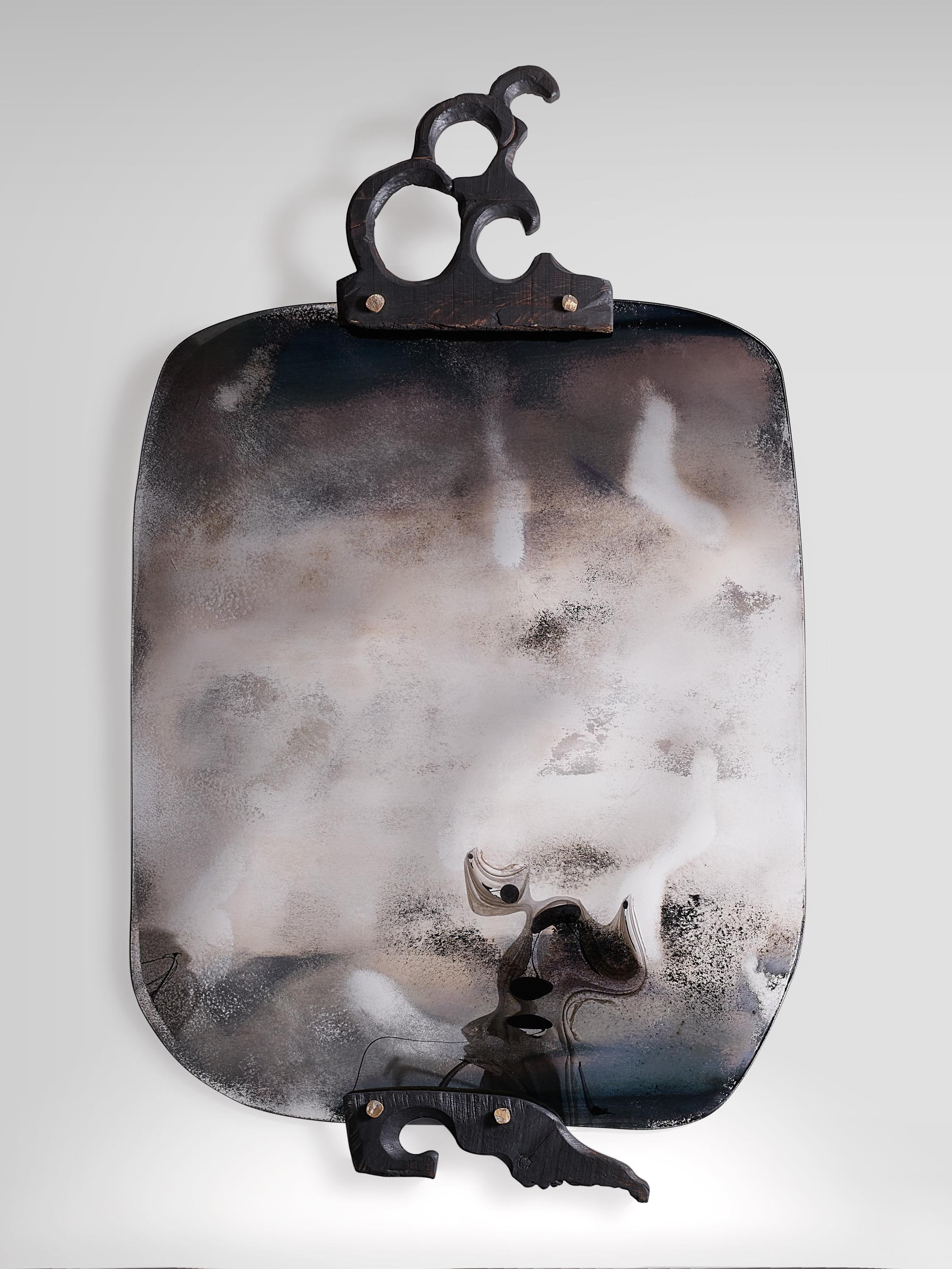 Specchio Camerlengo di Vetralia
Disegnato da Giovanni Luca Ferreri
Dimensioni:  L 125 x P 8 x H 205 cm
Materiali: Specchio deformato con elementi in legno carbonizzato. Dettagli sul bronzo.

VETRALIA
Arte funzionale con sede a Venezia
Attiva nella