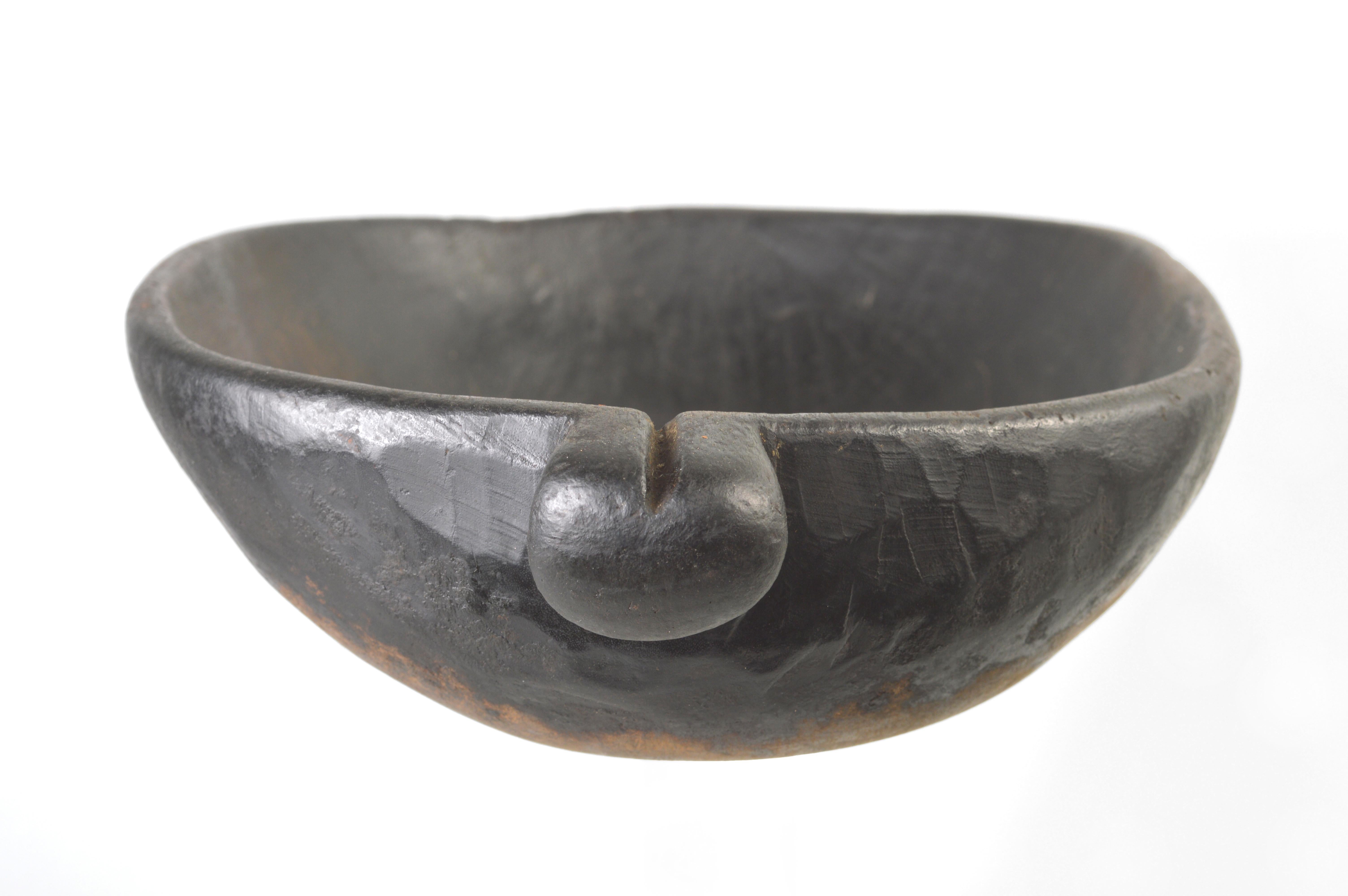 Carved Cameroon Grassfields Bowl with Two Spouts For Sale