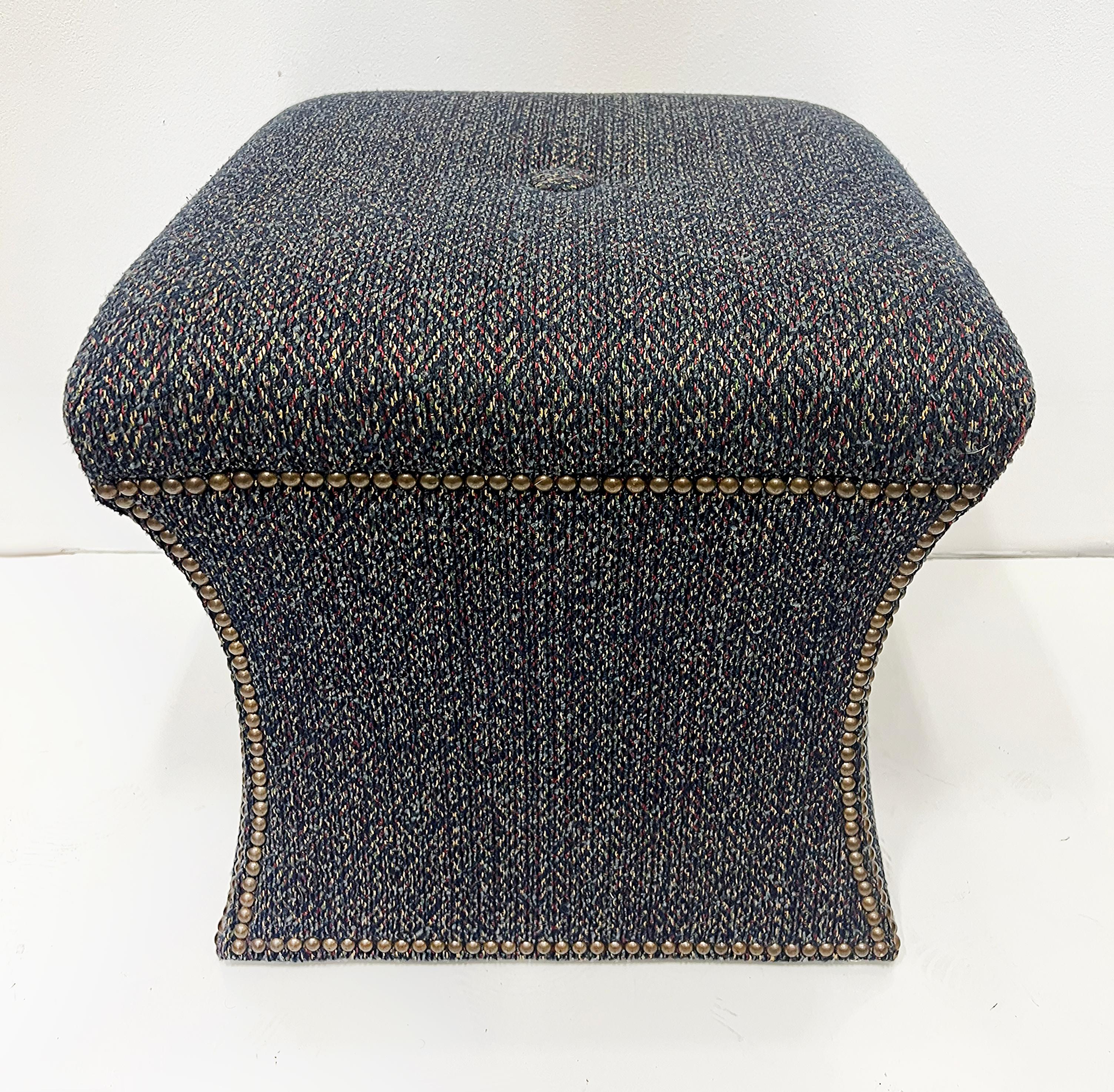 Sgabelli Cami Ottomani Imbottiti  con rifinitura a testa di chiodo, coppia

In vendita una coppia di pouf o sgabelli Cami imbottiti e decorati con teste di chiodi in ottone.  I lati curvi hanno un look moderno e sono molto versatili, in quanto sono