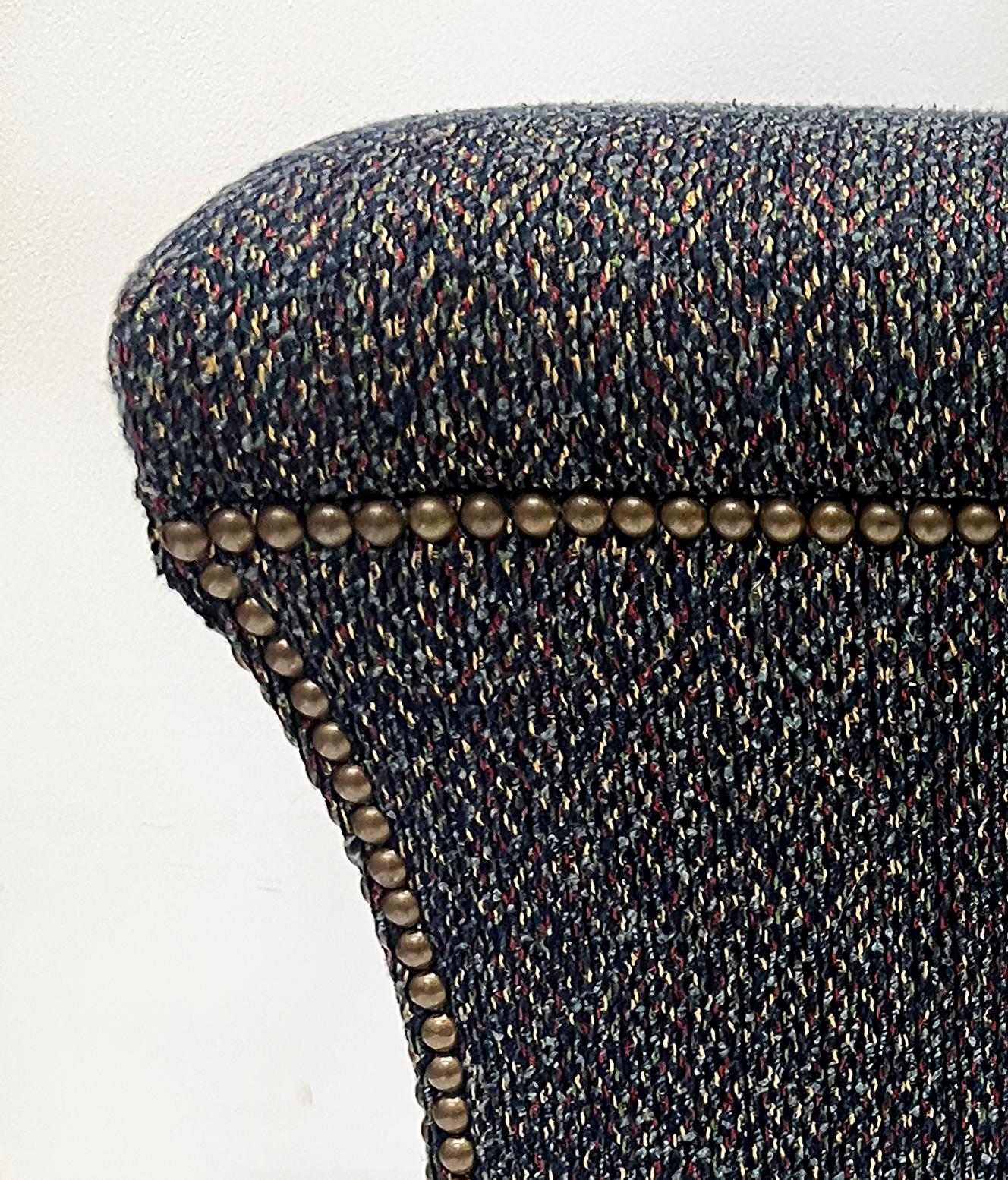 Sgabelli o pouf Cami imbottiti con decorazioni a testa di chiodo, coppia In condizioni buone in vendita a Miami, FL