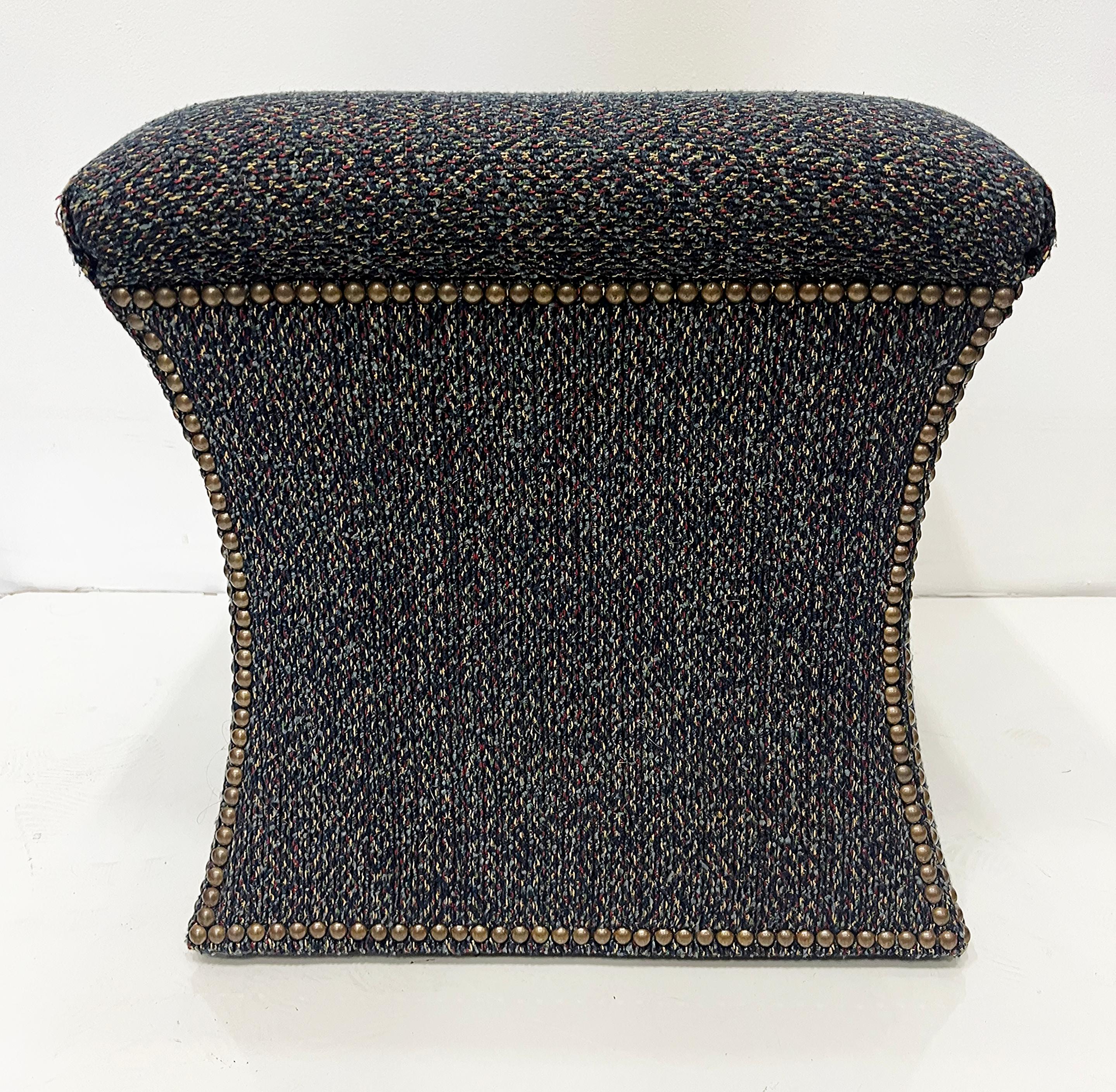 Ottone Sgabelli o pouf Cami imbottiti con decorazioni a testa di chiodo, coppia in vendita