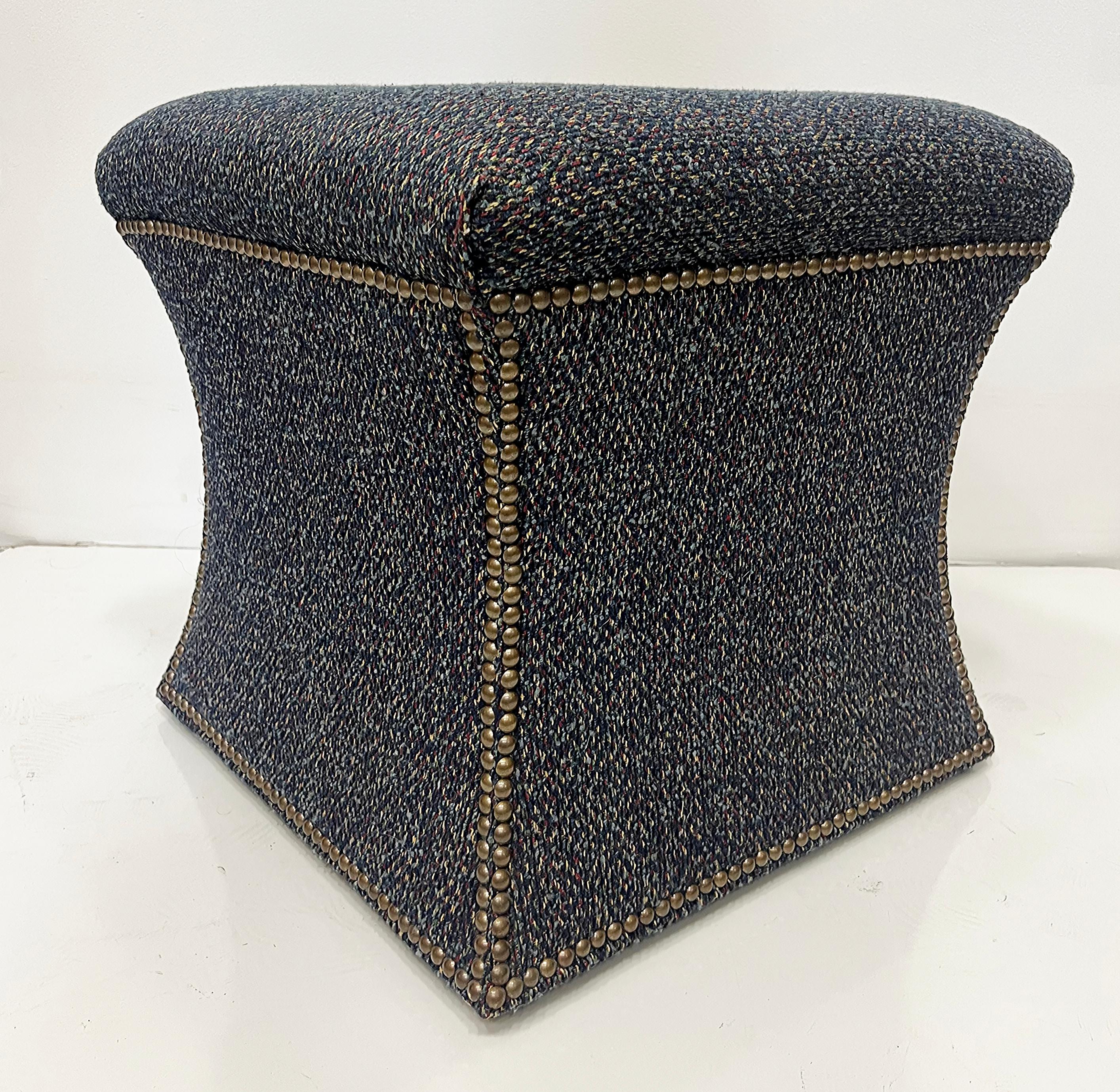 Sgabelli o pouf Cami imbottiti con decorazioni a testa di chiodo, coppia in vendita 1