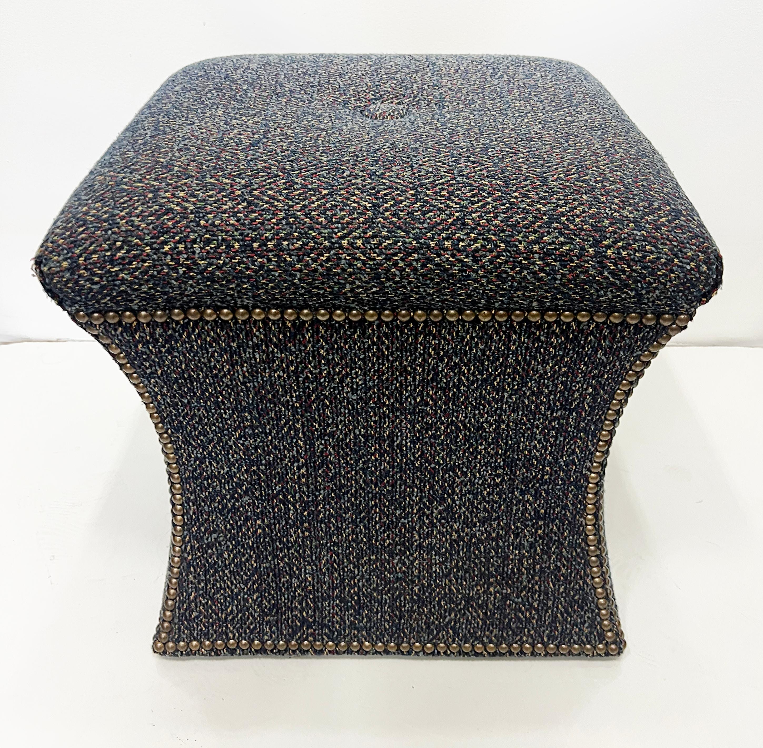 Sgabelli o pouf Cami imbottiti con decorazioni a testa di chiodo, coppia in vendita 2