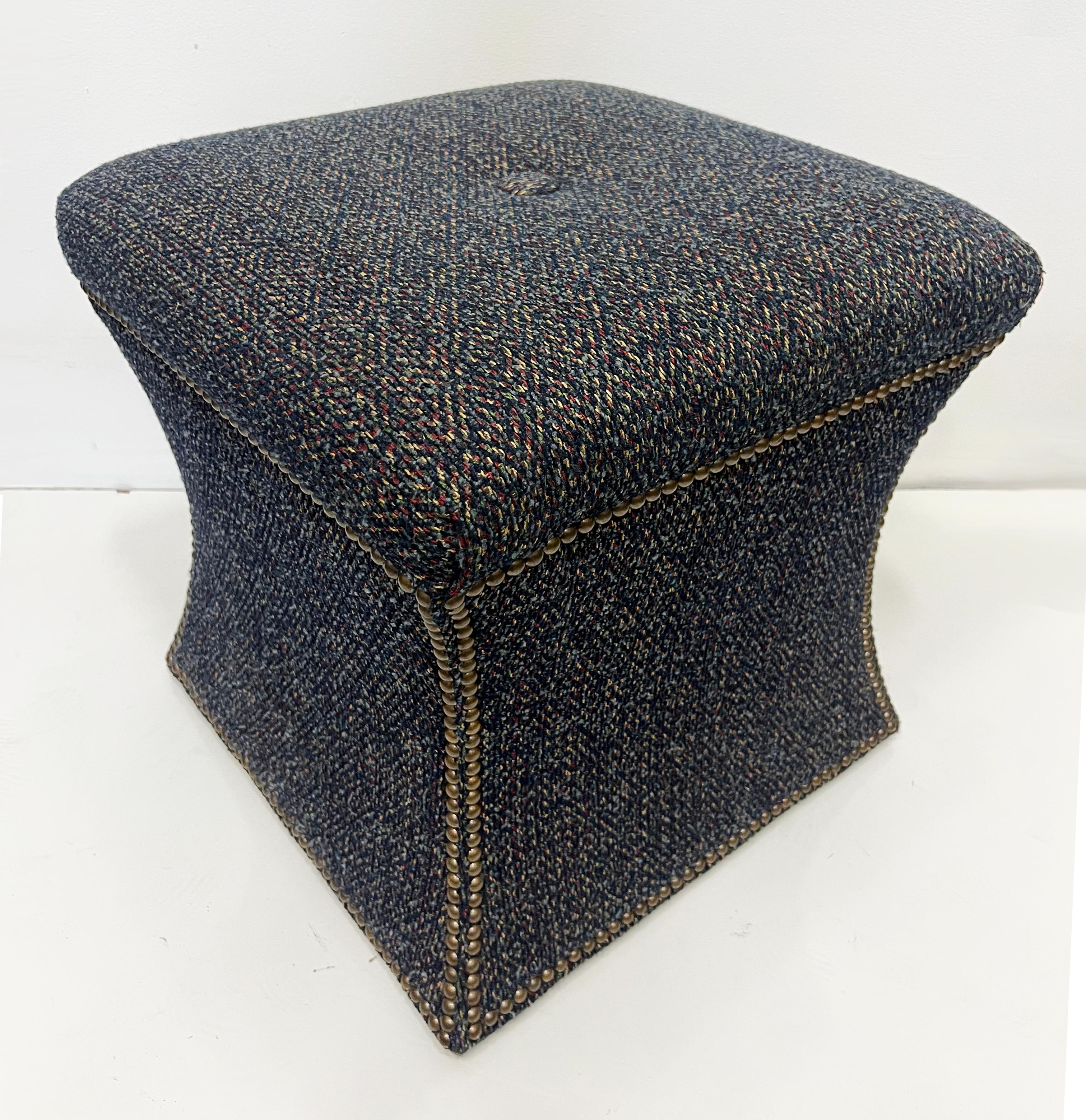Sgabelli o pouf Cami imbottiti con decorazioni a testa di chiodo, coppia in vendita 3