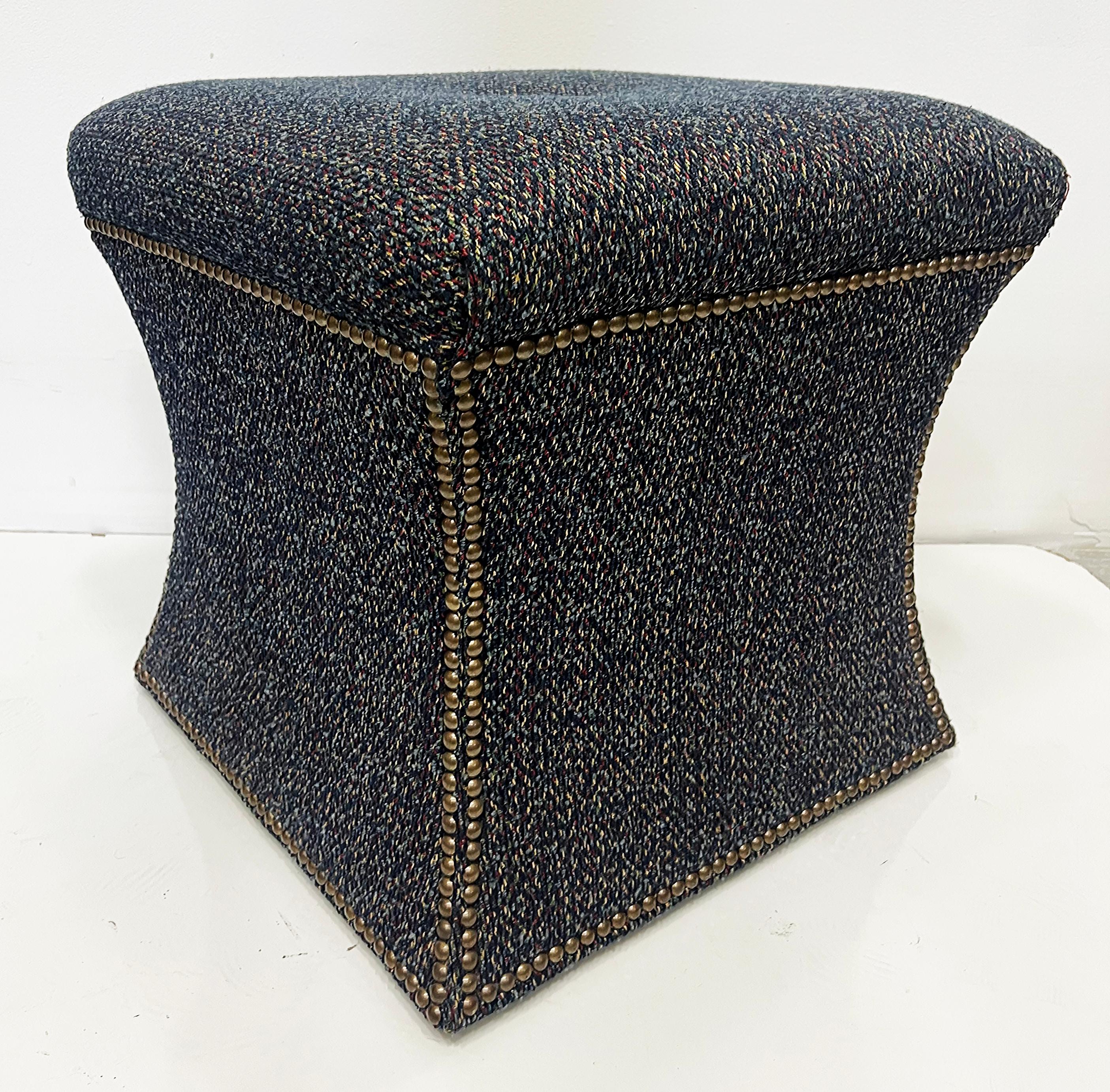 Sgabelli o pouf Cami imbottiti con decorazioni a testa di chiodo, coppia in vendita 4
